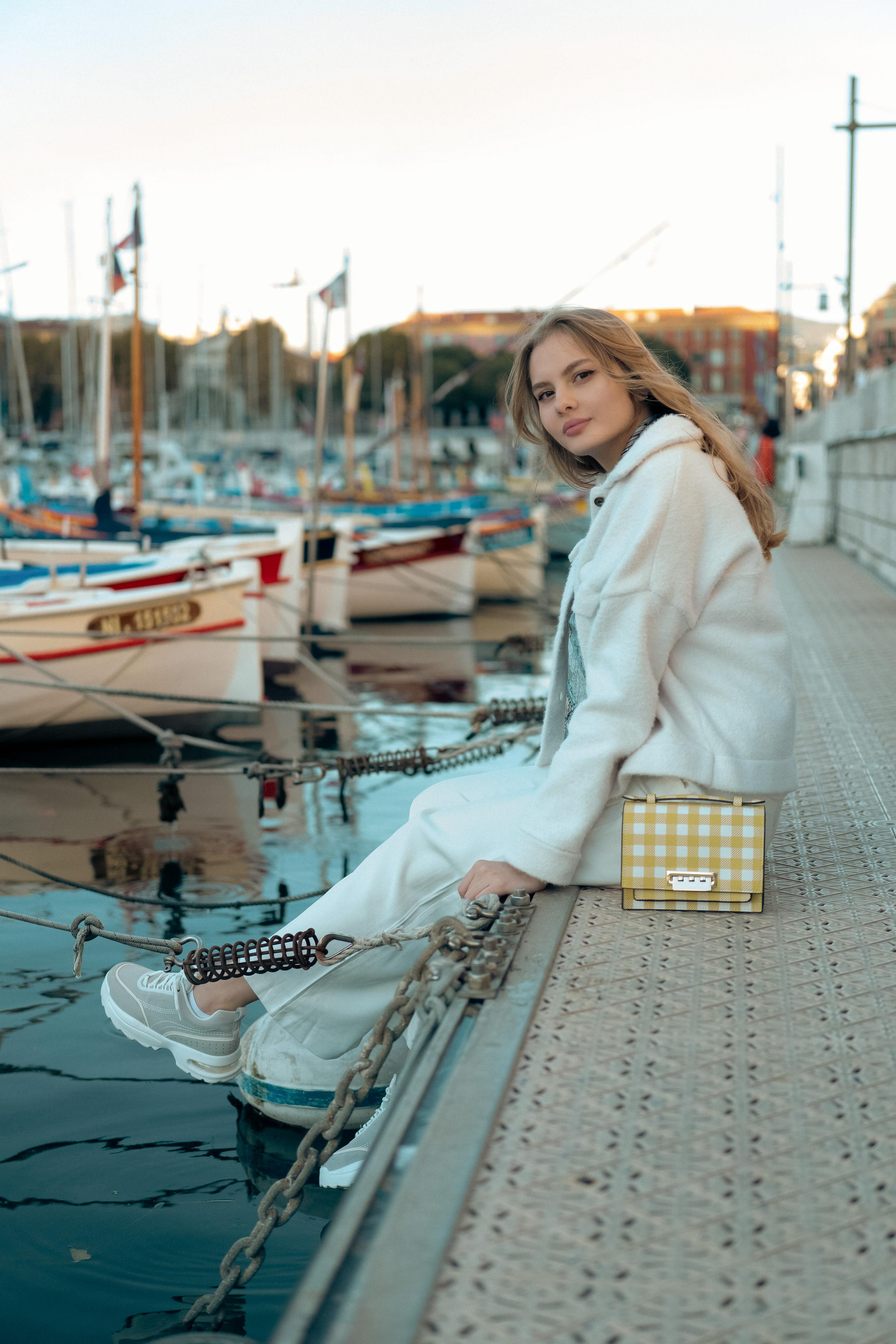 « promenade au coucher du soleil dans le vieux port ». Photos by Vechkaeva