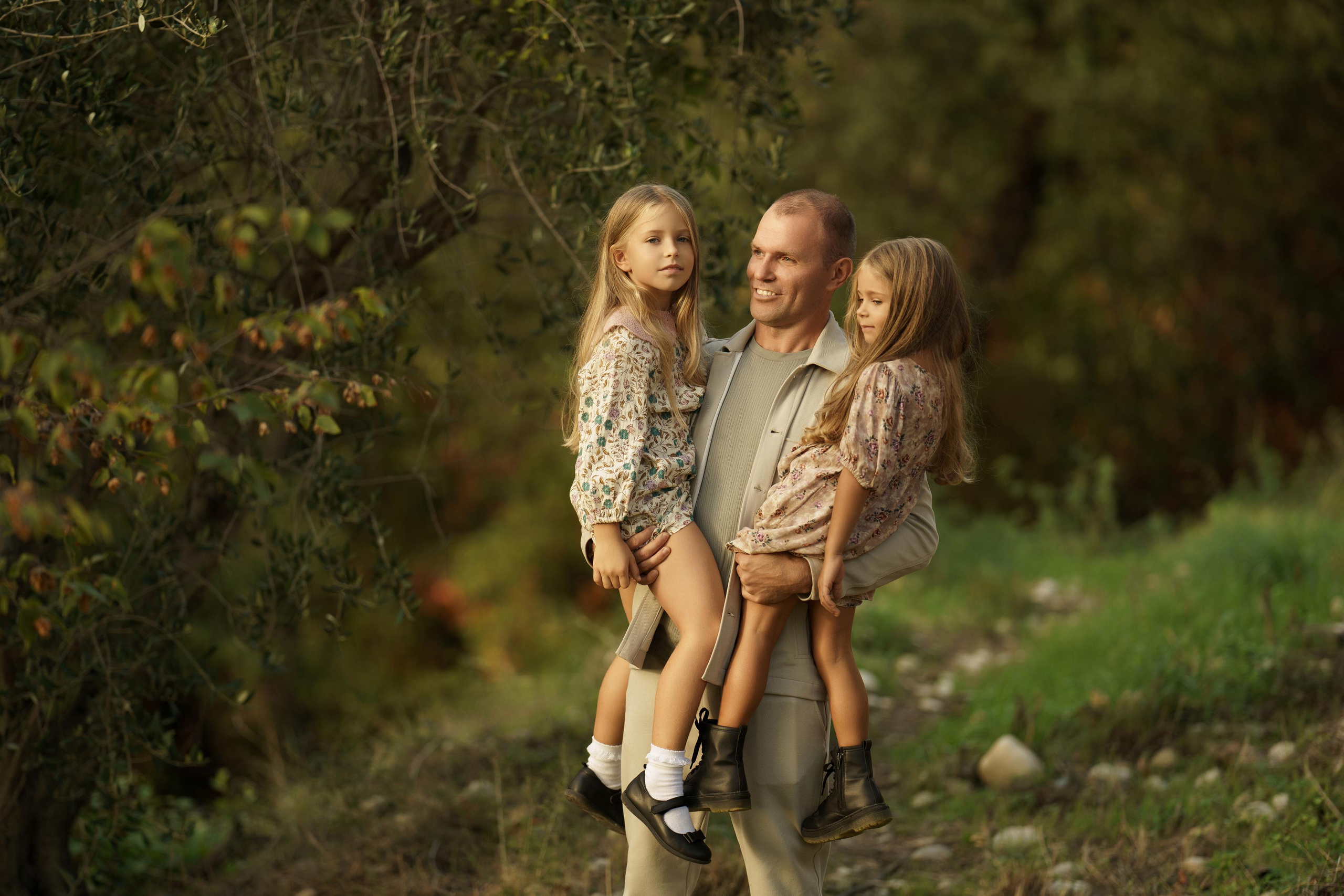« moments de bonheur familial: séance photo dans la forêt d’automne ». Photos by Vechkaeva