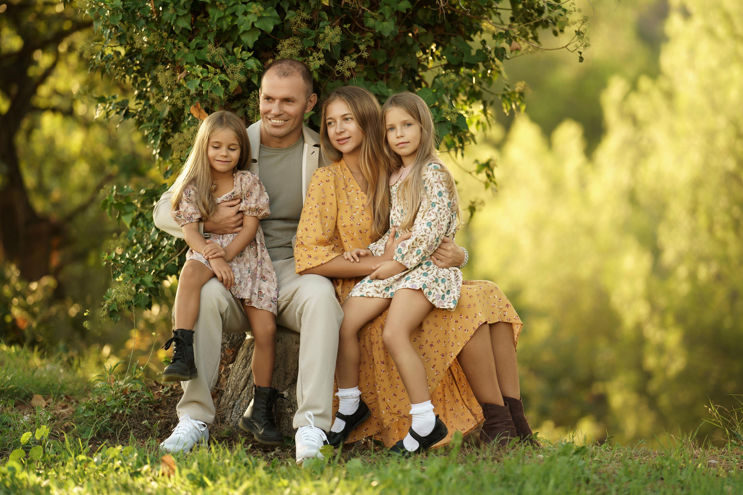 « moments de bonheur familial: séance photo dans la forêt d’automne ». Photos by Vechkaeva