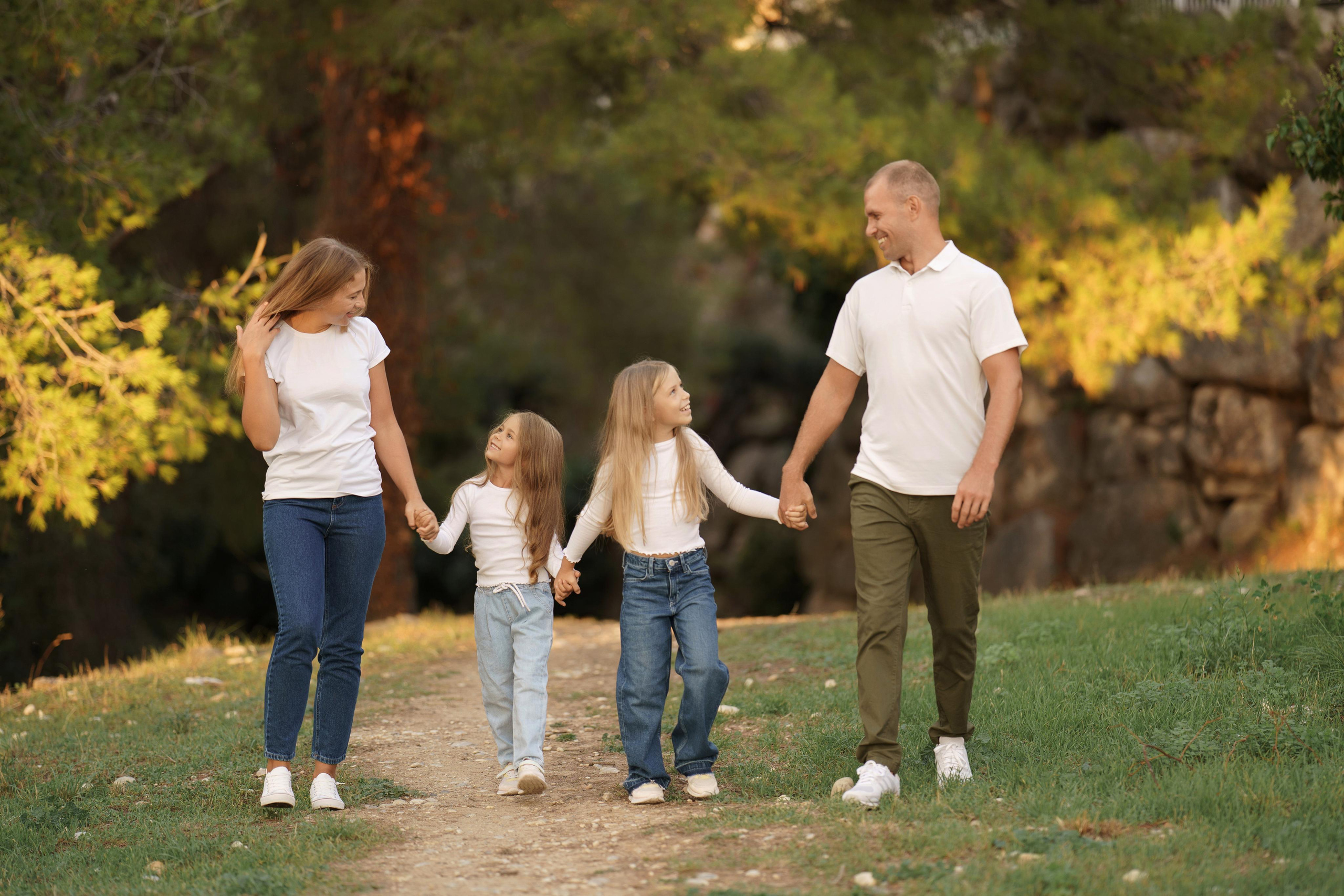 « moments de bonheur familial: séance photo dans la forêt d’automne ». Photos by Vechkaeva