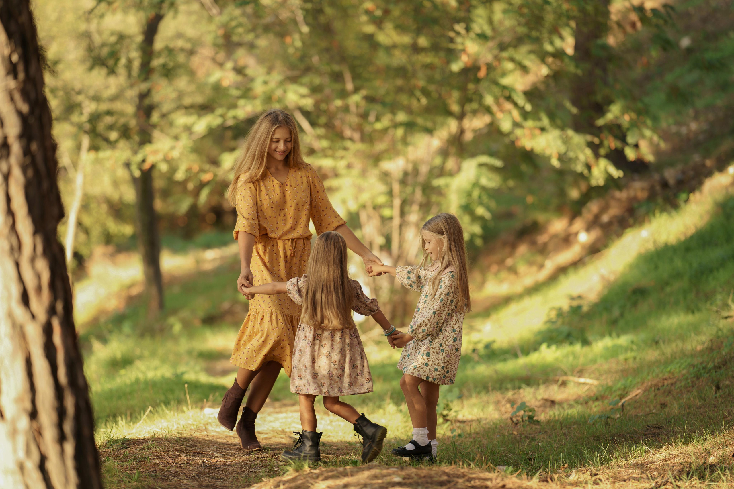 « moments de bonheur familial: séance photo dans la forêt d’automne ». Photos by Vechkaeva