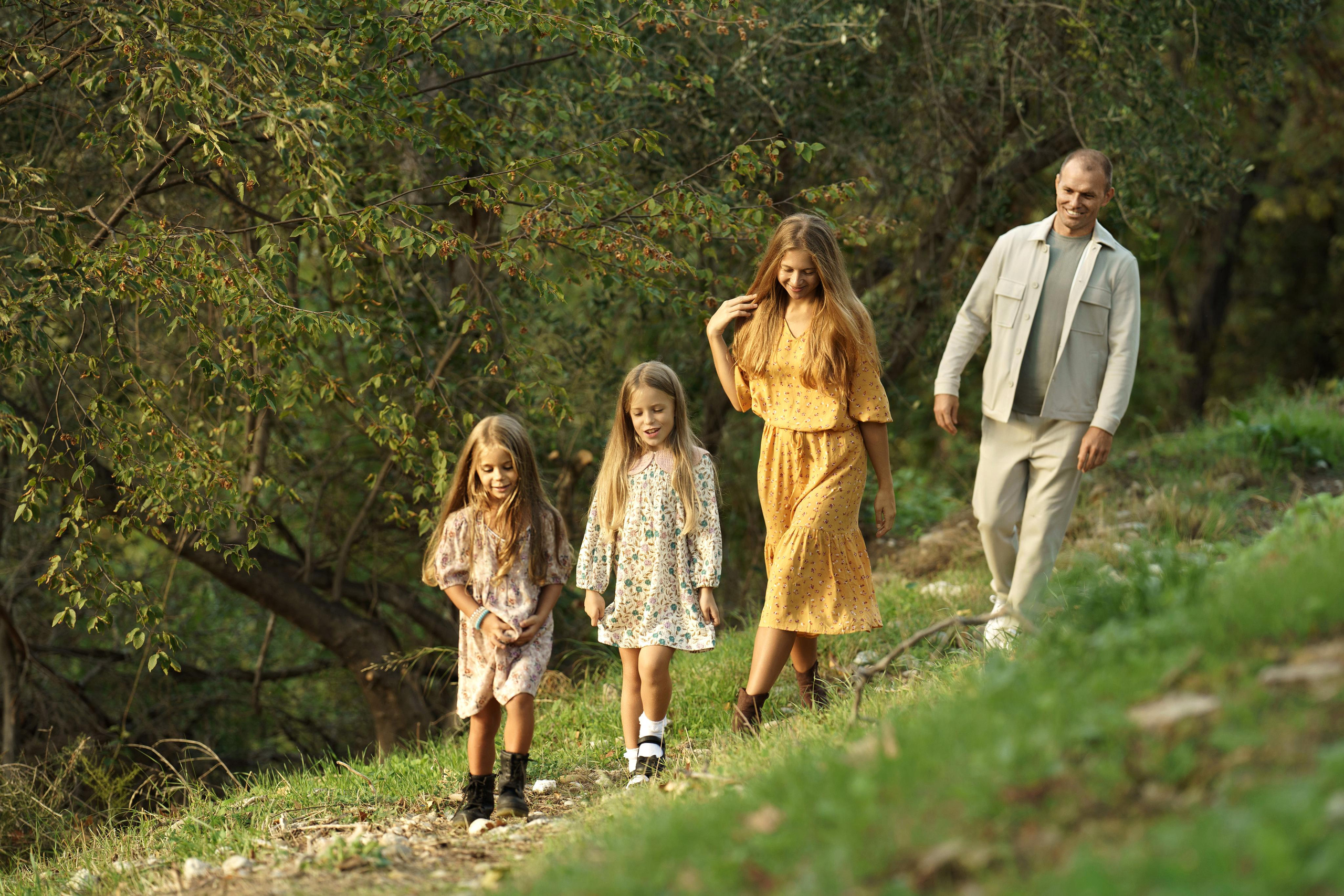 « moments de bonheur familial: séance photo dans la forêt d’automne ». Photos by Vechkaeva