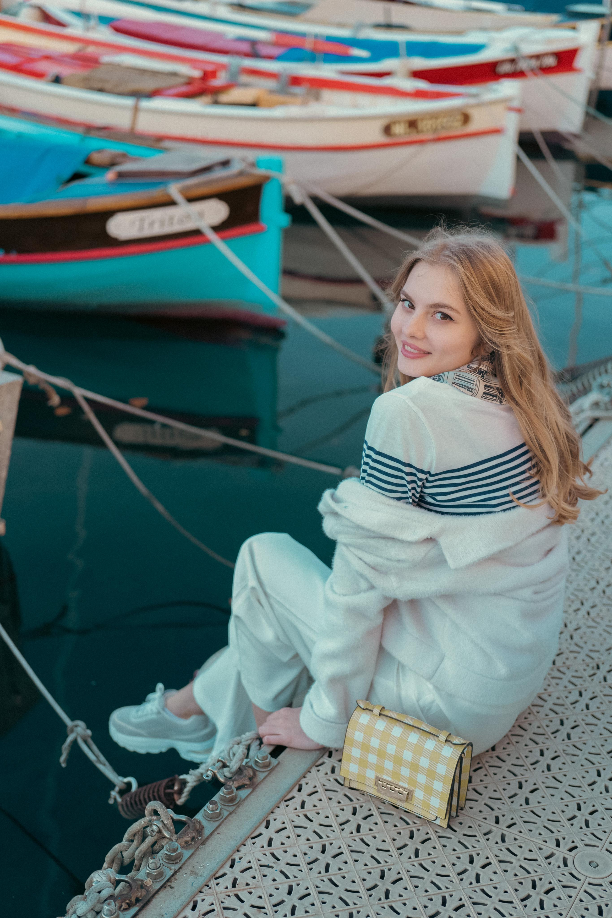 « promenade au coucher du soleil dans le vieux port ». Photos by Vechkaeva