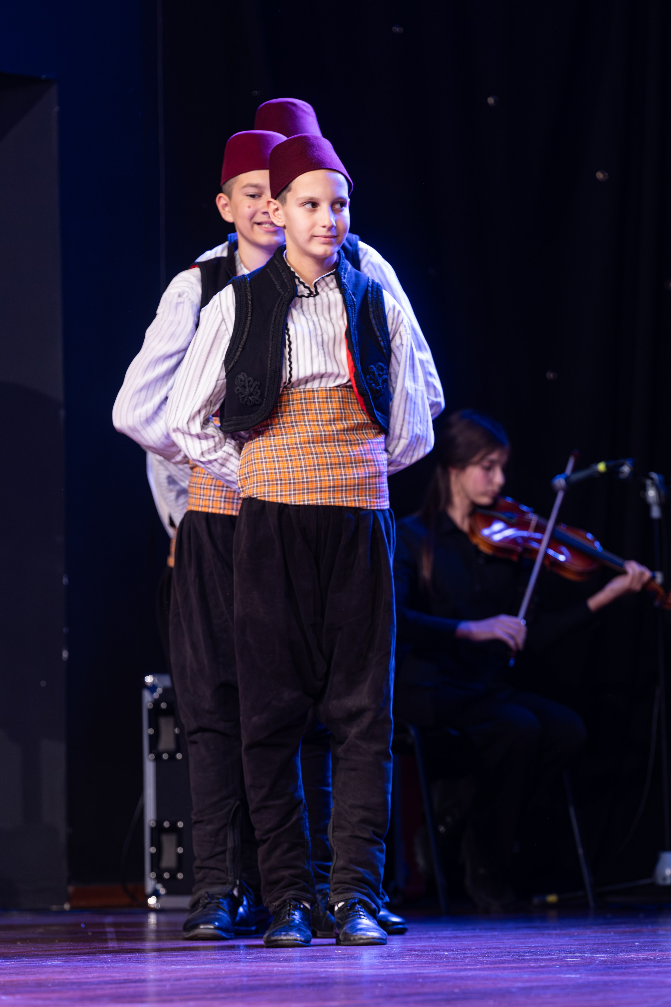 Članovi RKUD Proleter plešu folklor na sceni