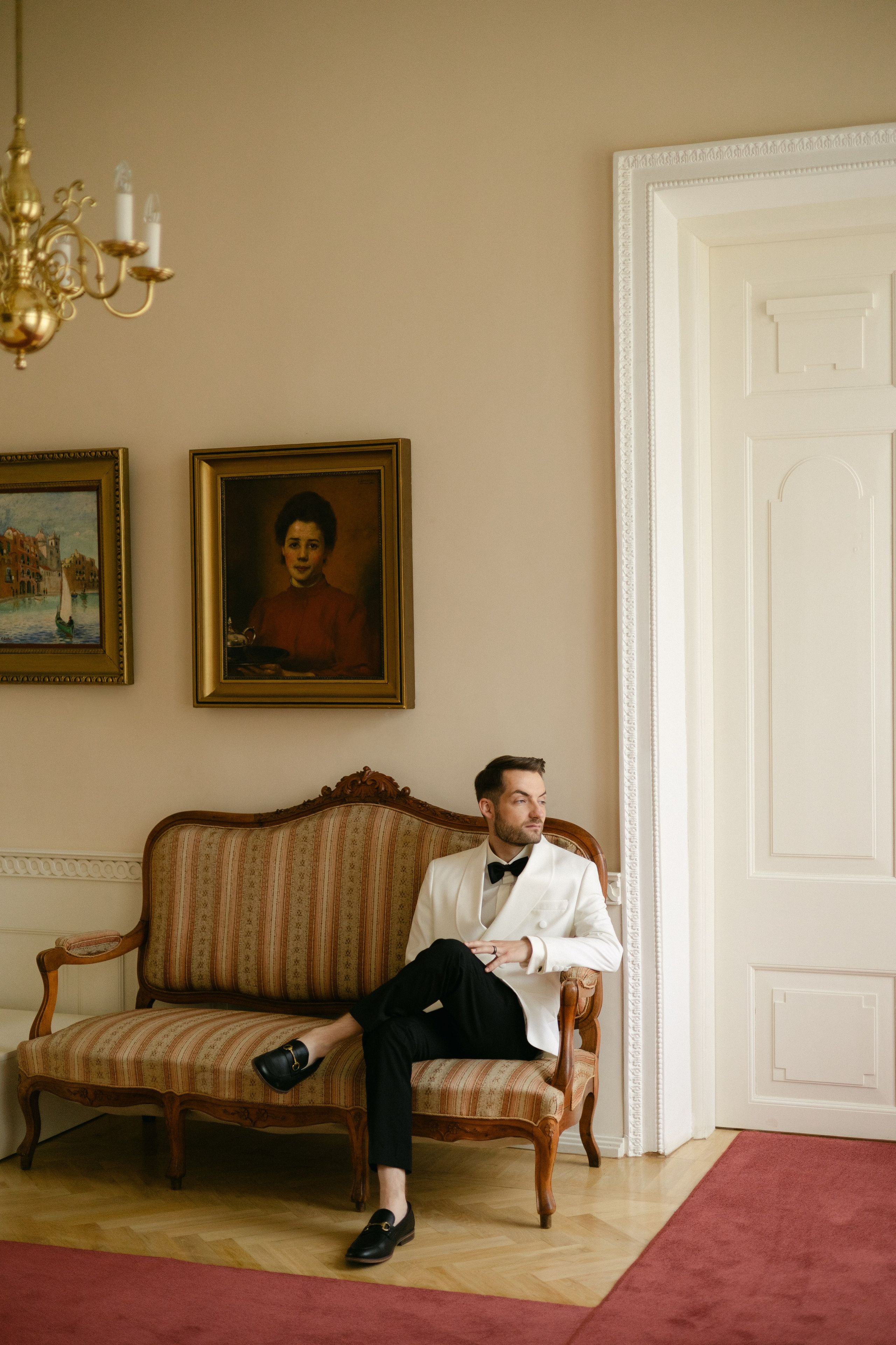 Jaunikio gidas: 5 taisyklės, kaip stilingai atrodyti vestuvių nuotraukose