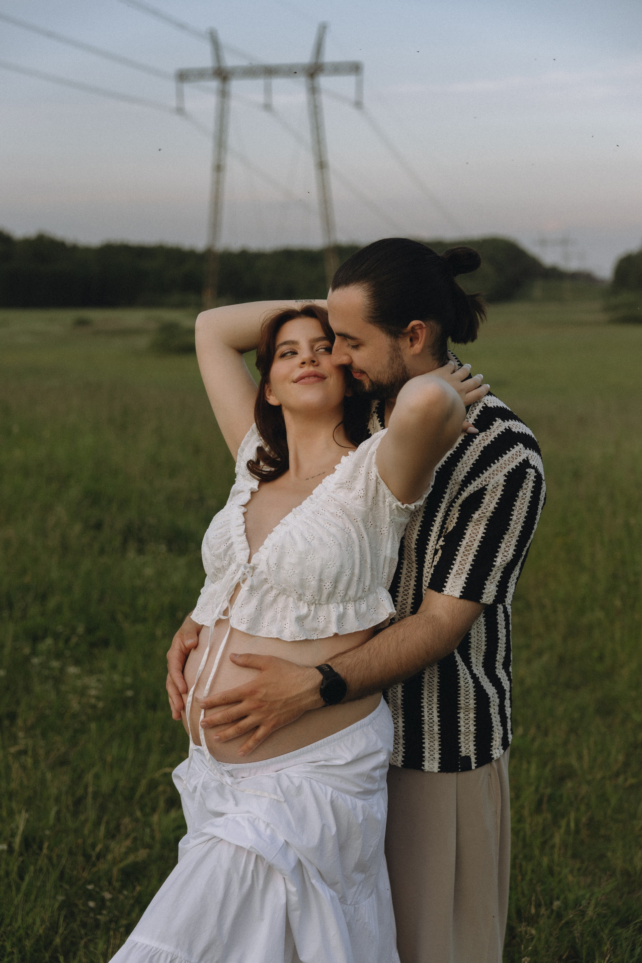 Lera & Maksim | laukimo fotosesija pievoje saulei besileidžiant. Vestuvių ir šeimų fotografė Lena Bondarenko / belove photo
