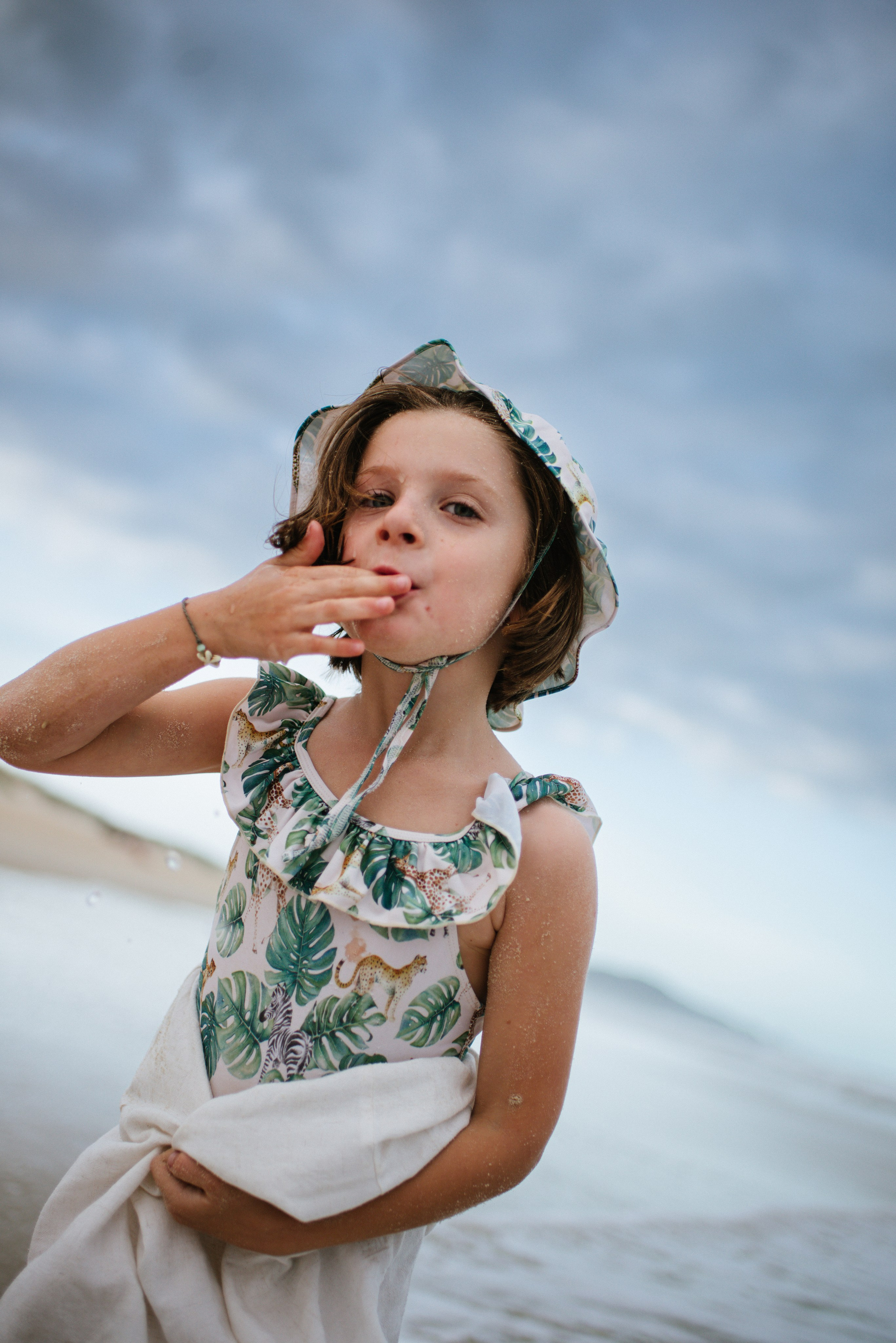 Joga de frisbee. Fotógrafo de família e crianças