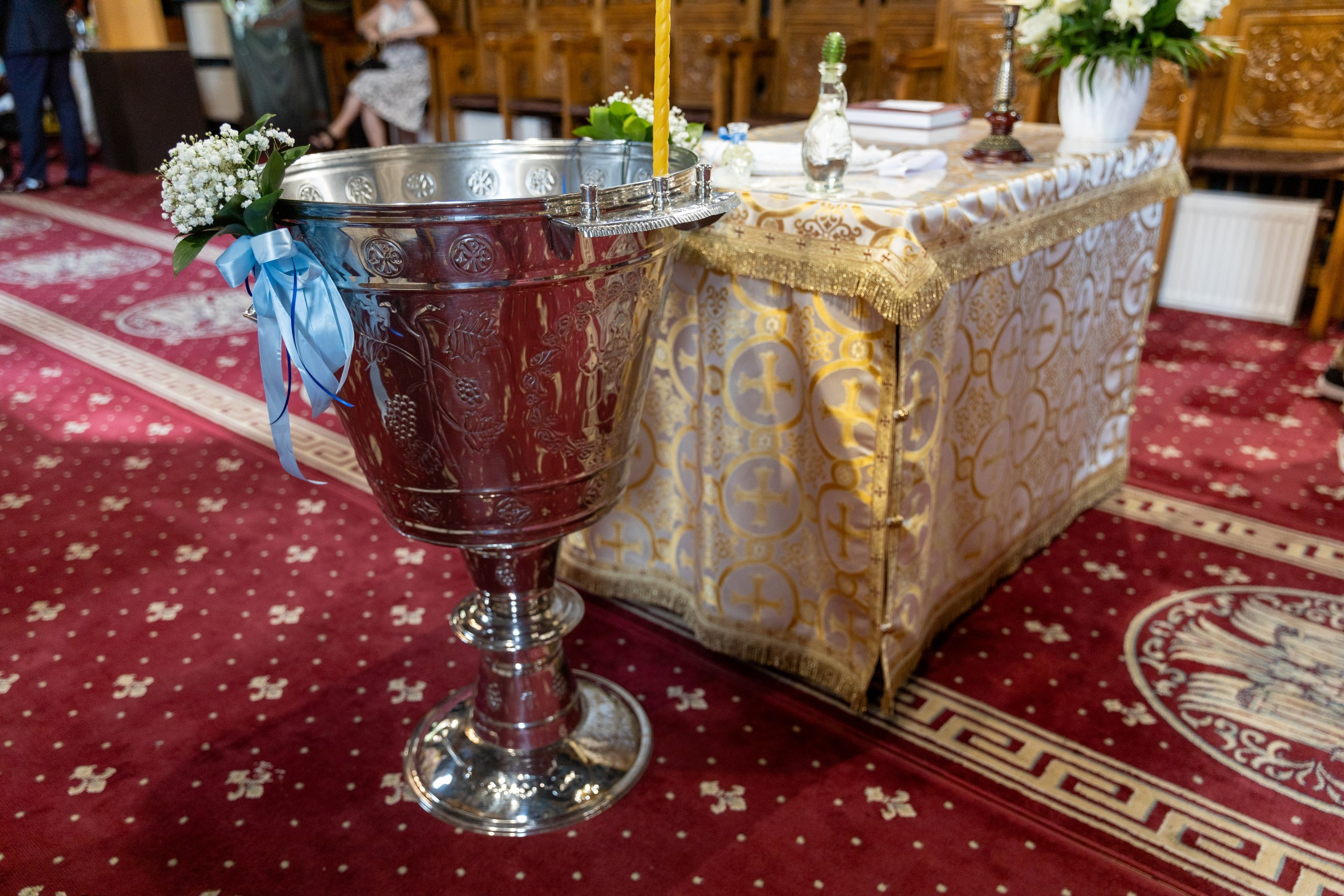 fotograf botez , fotografie botez Botoșani, fotograf Alin Chirilă, amintiri botez, fotografii botez, botez Miruna Parascheva, fotograf copii, fotografie botez în Botoșani-alt="botez , fotografie botez Alin Chirilă, amintiri botez, fotografii emoționante botez Botoșani"-- fotografii-botez-bebelus- amintiri-botez-micuț- moment-sfânt-crestinare- fotografie-emotionanta-botez- detalii-botez-bebelusi- parinti-fericiti-la-botez- fotograf-botez-profesionist- botez-in-biserica-ortodoxa- micuț-botezat-cu-emoție- zâmbete-și-lacrimi-la-botez- bebeluș-la-cristelniță- decor-botez-colorat- botez-cu-dragoste-și-credință- emotie-pura-la-botez- fotograf-botez-botosani- botez-iasi-suceava-fotograf- amintiri-nepretuite-botez-- Preotul ținându-l pe micuțul Mathias Gabriel la botez, în biserica Înălțarea Domnului, Copălău  - Detalii de la botezul lui Mathias – lumânare, trusou și icoană  - Familia lui Mathias Gabriel alături de micuț, în ziua botezului  - Portret emoționant cu mama și bebelușul în brațe, în biserică,fotograf profesionist evenimente Botoșani, Iași, Suceava, Fălticeni, Bacău, Pașcani, Roman - AlinoFotoStudio by Alin Chirilă - servicii foto nuntă, botez, cununie, ședințe foto creative, albume personalizate, fotografii emoționante și calitative pentru cele mai importante momente din viață,fotograf nuntă Botoșani Alin Chirilă,  ședință foto botez Iași - AlinoFotoStudio,  servicii fotograf profesionist evenimente Suceava,  fotograf cununie civilă Fălticeni - Alin Chirilă,  album foto nuntă personalizat Bacău.“Bebeluș botezat în biserică, ținut în brațe de nași”	•	“Detaliu cu lumânarea de botez decorată cu flori albe”	•	“Părinți emoționați alături de copilul lor la ceremonia de botez”	•	“Masa festivă de botez cu decor tematic și tort personalizat”	•	“Momentul în care preotul toarnă apă sfințită pe fruntea bebelușului”	“Bebeluș în rochie albă de botez, zâmbind în brațele mamei”	•	“Detaliu cu cruciulița de botez așezată pe o pernă de satin”	•	“Părinți și nași aprinzând lumânările în timpul ceremoniei de botez”	•	“Tort de botez decorat cu figurine tematice și numele copilului”	•	“Copil botezat dormind liniștit în pătuțul decorat festiv”	•	“Momentul în care preotul binecuvântează copilul în fața altarului”	•	“Invitați adunându-se în jurul mesei festive la petrecerea de botez”	•	“Bebeluș ținând în mână o jucărie personalizată primită la botez”	•	“Familie fericită pozând împreună după ceremonia de botez”	•	“Decor tematic cu baloane și flori la locația petrecerii de botez” fotograf Botoșani fotograf evenimente fotograf botez Alin Chirila fotograf alinofotostudio.fotograf botez Amelis Maria, fotografie botez Botoșani, fotograf Alin Chirilă, amintiri botez, fotografii botez, botez Amelis Maria, fotograf copii, fotografie botez în Botoșani,