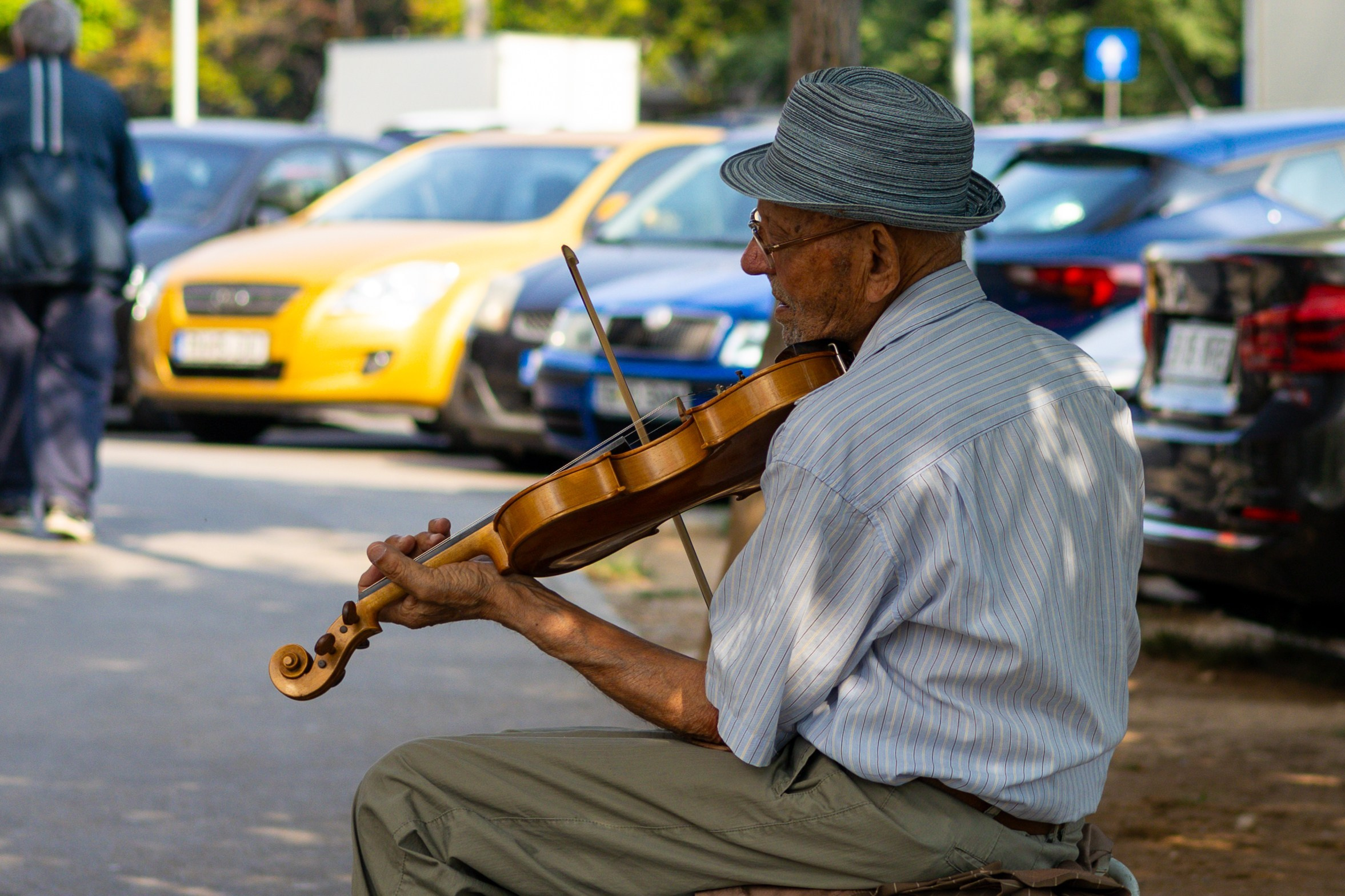 Tată râzând cu bebelușul în brațe – portret lifestyle