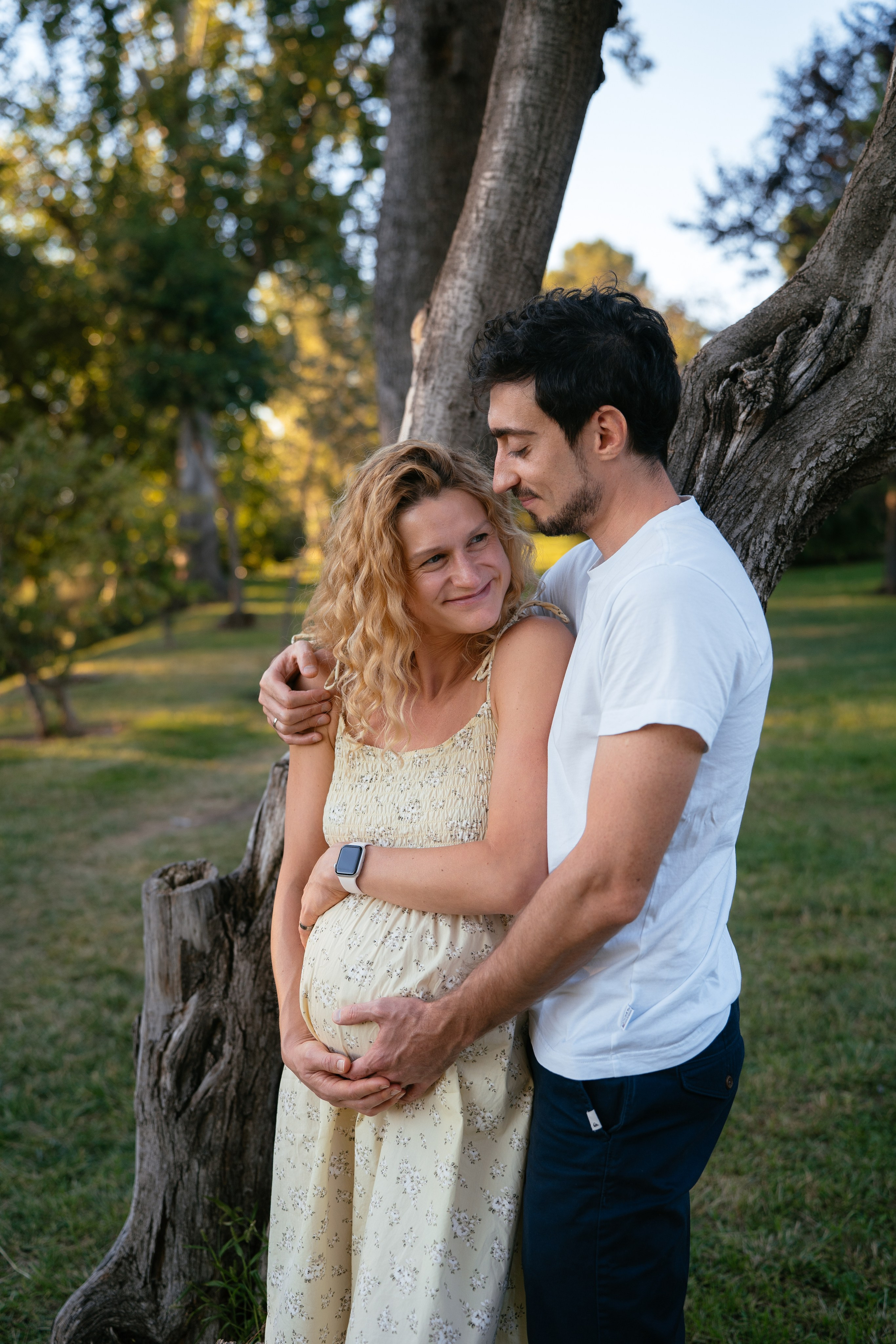 Candid pregnancy photoshoot in the park. Photographer in Madrid, Spain. Alyona Belyaninova