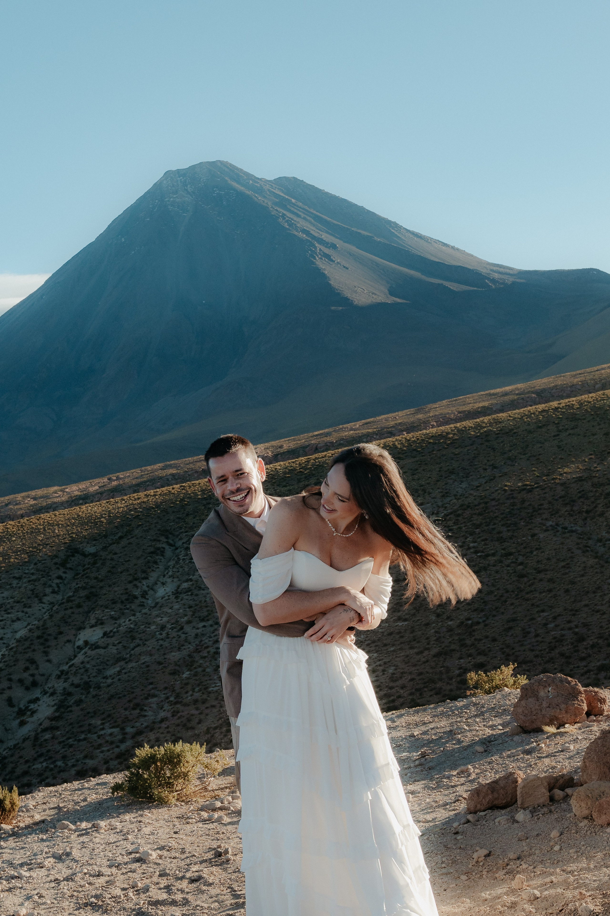 Pre-wedding no mirante do vulcão Licancabur. Photographer in San Pedro de Atacama