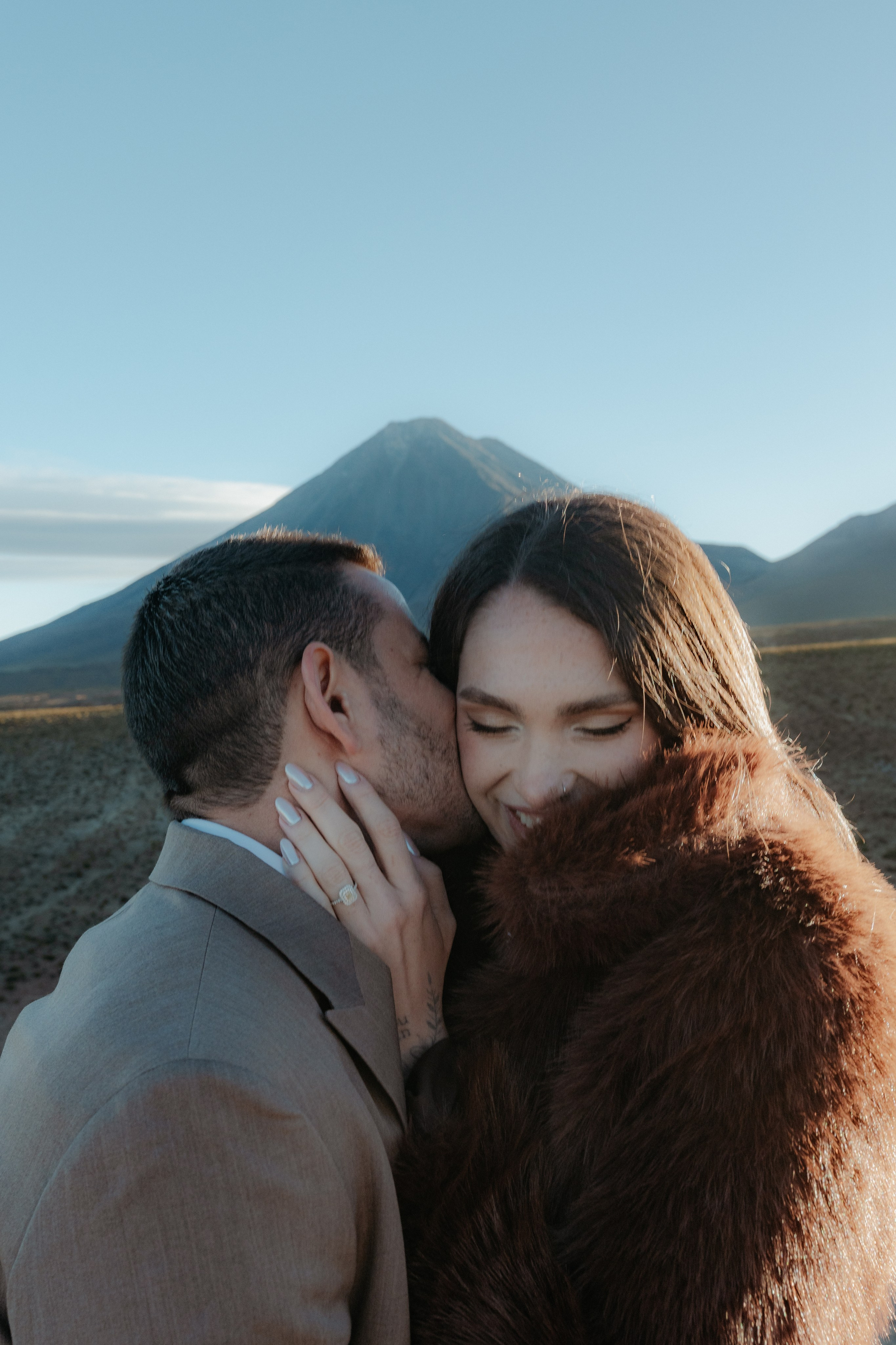 Pre-wedding no mirante do vulcão Licancabur. Photographer in San Pedro de Atacama