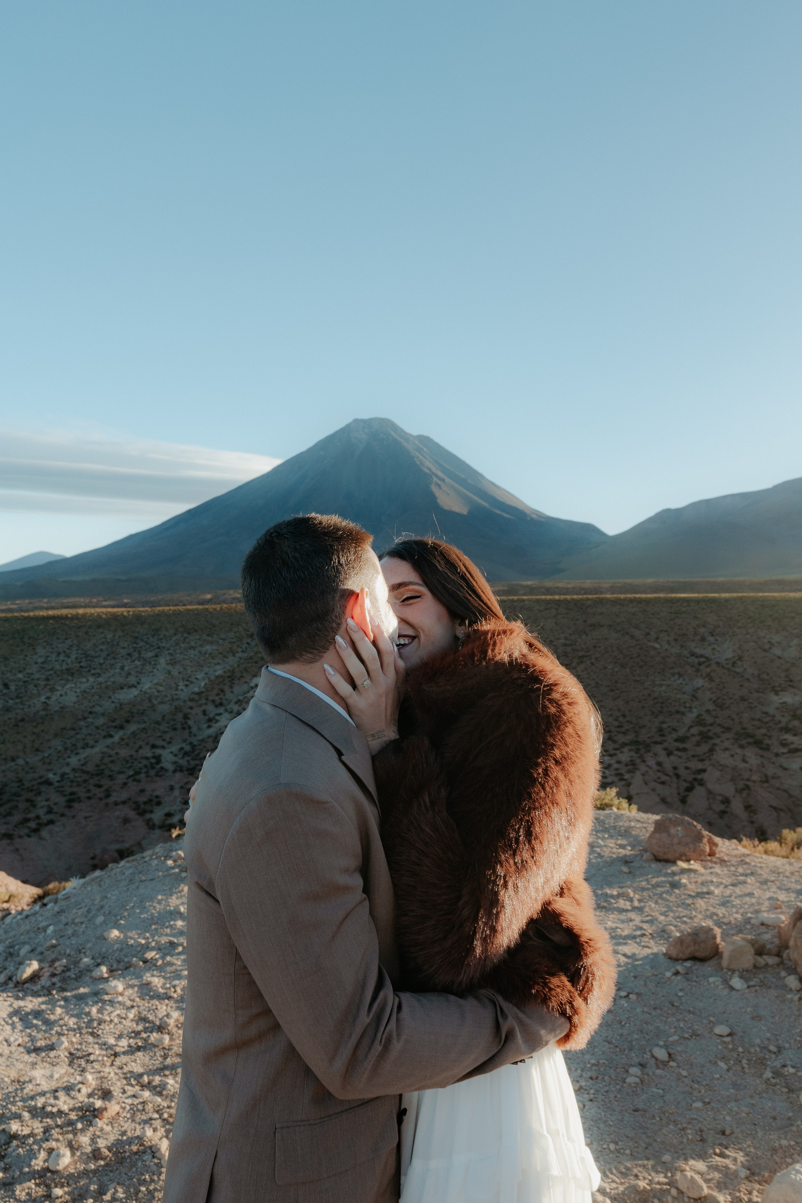 Pre-wedding no mirante do vulcão Licancabur. Photographer in San Pedro de Atacama