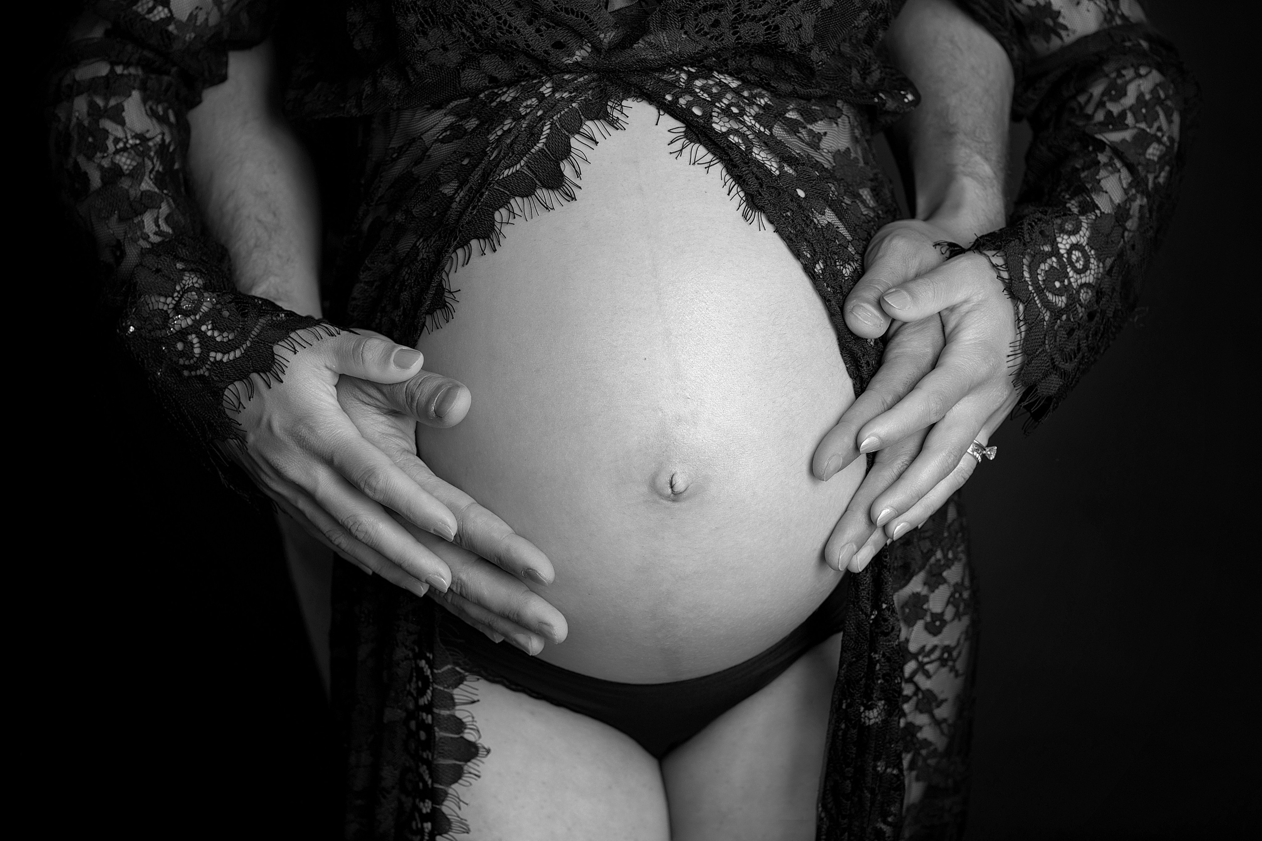 Föreviga din graviditet med en vacker och stilfull fotosession, där vi tillhandahåller eleganta klänningar för uthyrning.