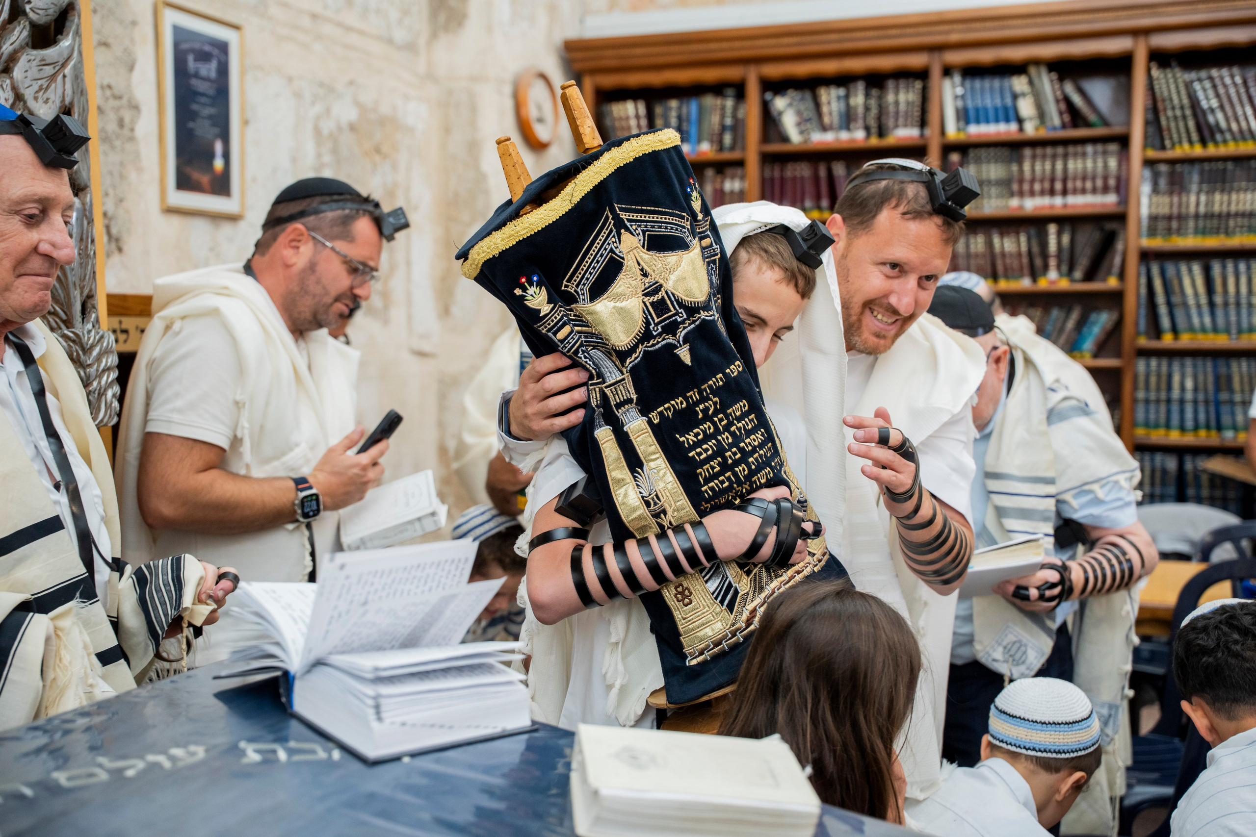 הנחת התפילין רפאל לוי. יוסף מזרחי צילום חתונה, ברית וזוגיות. צלם מקצועי שאוהב להוציא אתכם הכי יפים ברגעים הכי מרגשים