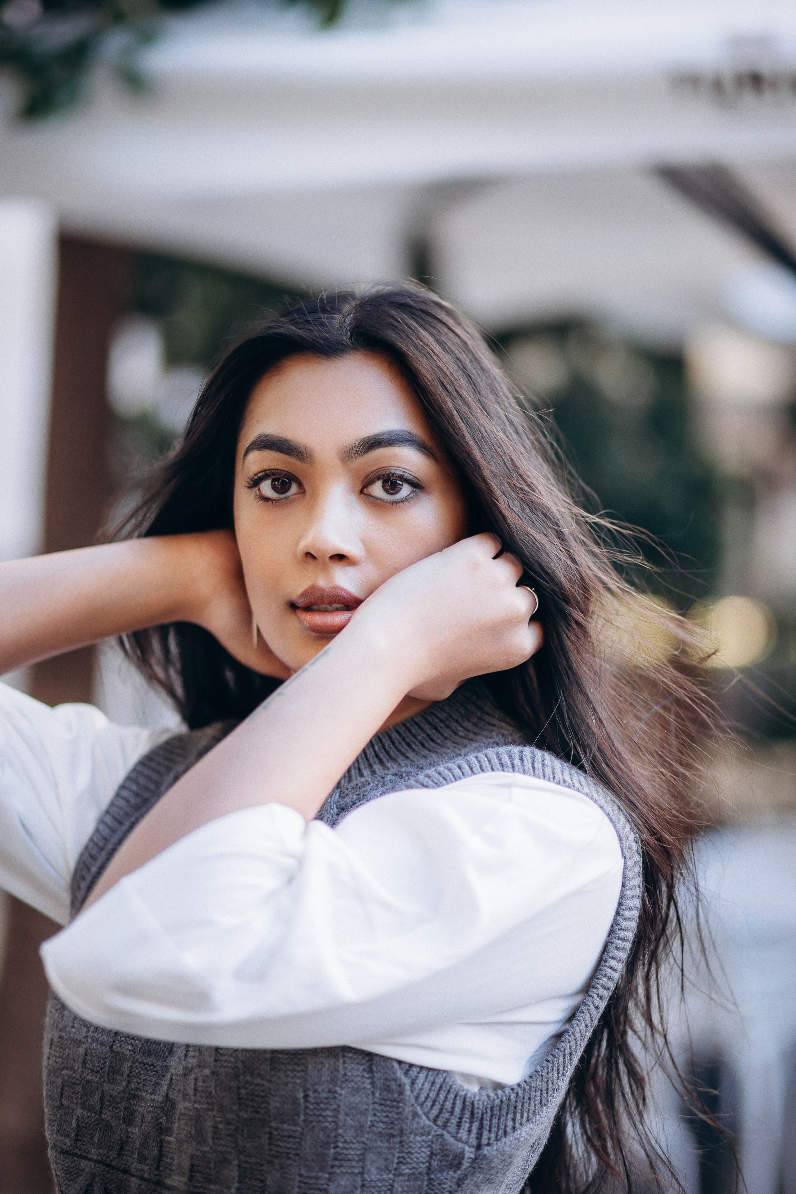 Крупный женский портрет, снятый в Валенсии, Испания, с женщиной с длинными темными волосами и выразительными глазами при естественном освещении — идеально для изысканного персонального брендинга, модных съемок и профессиональной портретной фотографии в Валенсии и по всей Испании.