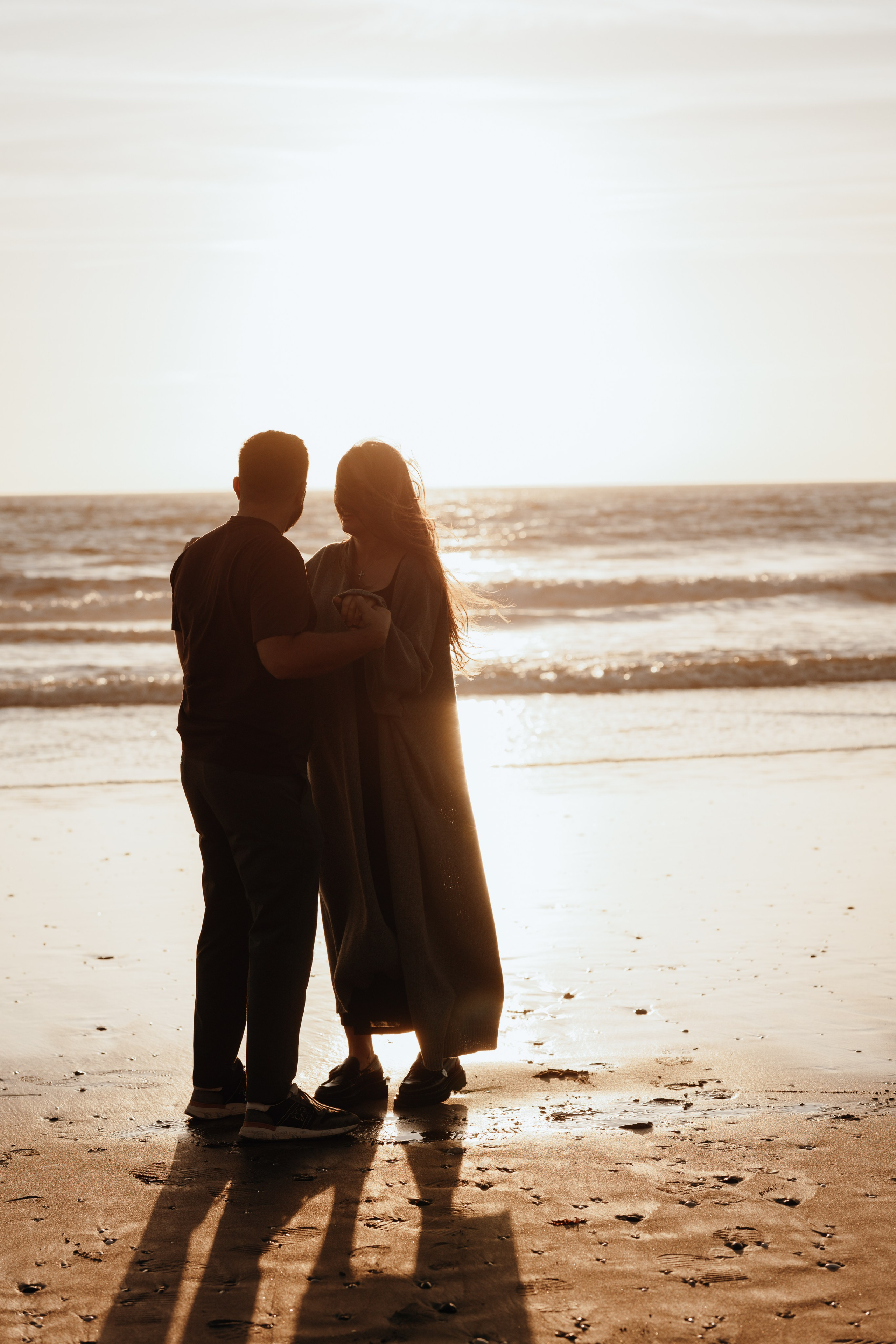 Sunset maternity photoshoot. Annah Louwagie — Lifestyle photographer for couples, families & brands | France & worldwide