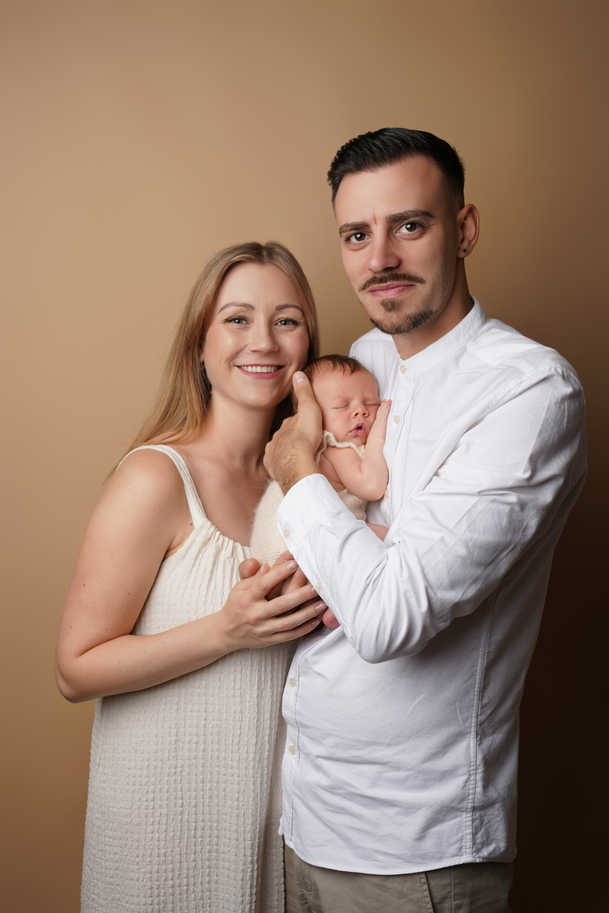 Leano & Familie. Neugeborenenfotografin und Retoucher in Augsburg Nastassia Schneider