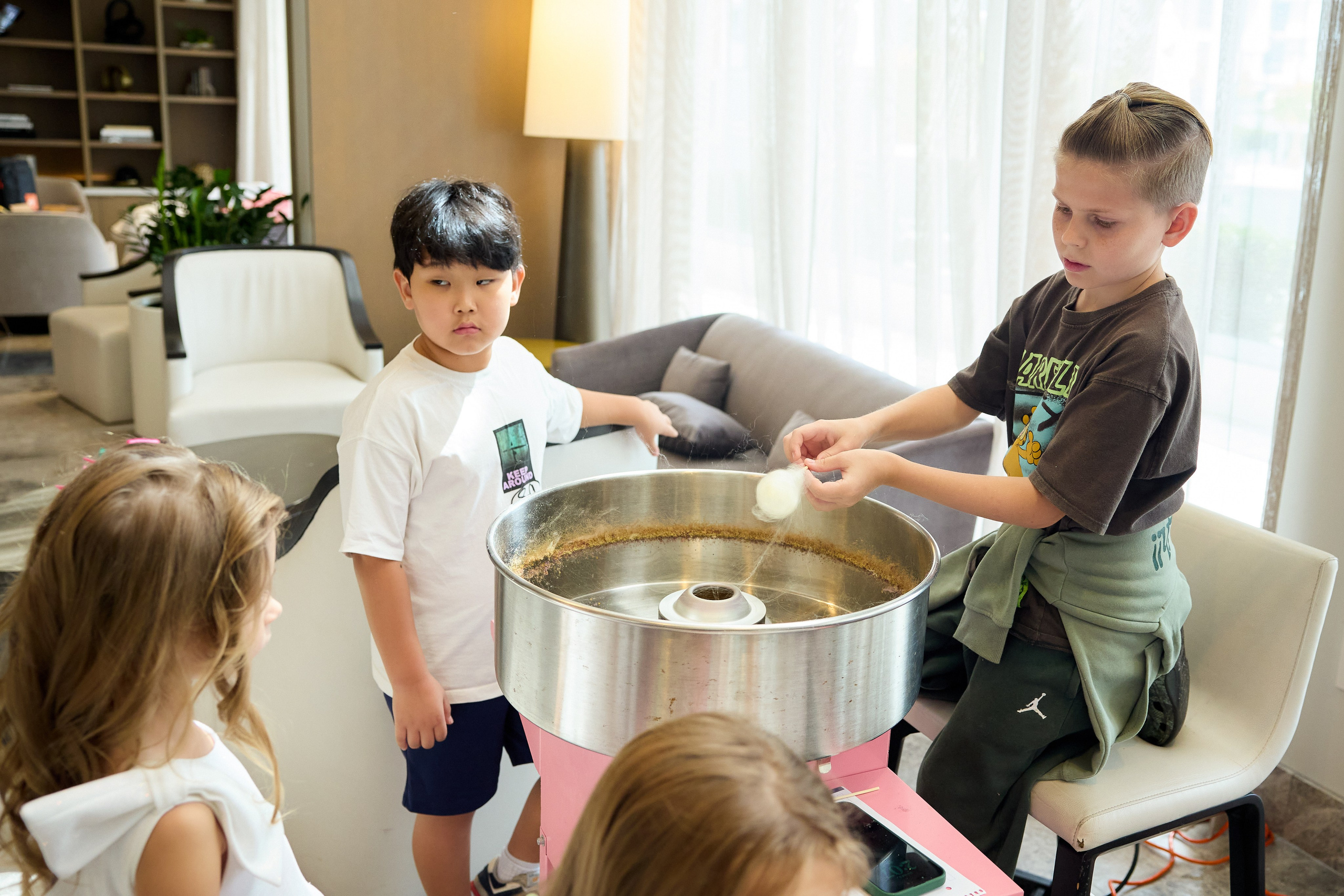 Авторская благотворительная художественная выставка Дианы Бортник. Фотограф Юлия Маковеева