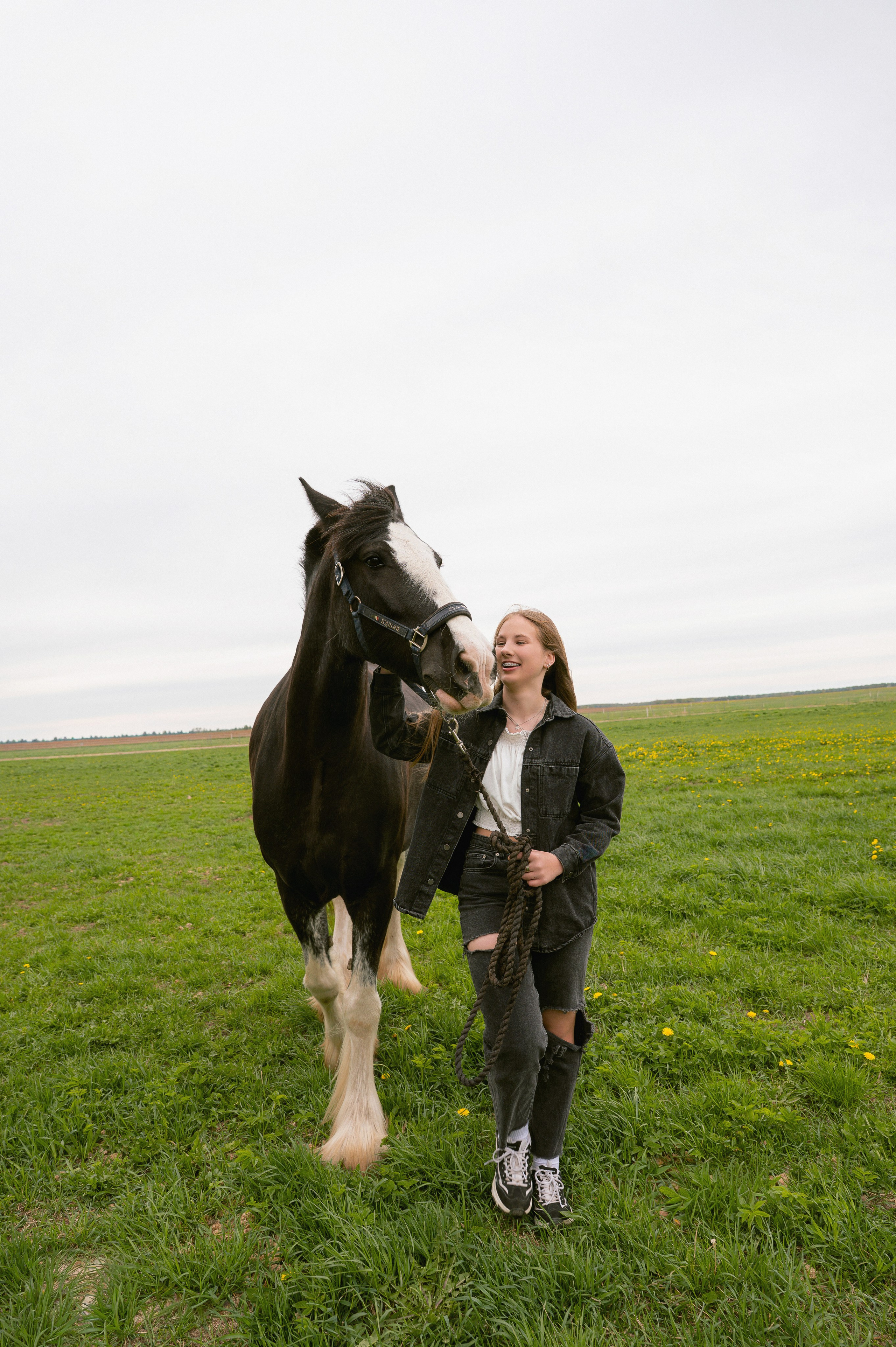 Emilijos gimtadienio fotosesija žirgyne. Vestuvių, šeimos švenčių, renginių fotografė