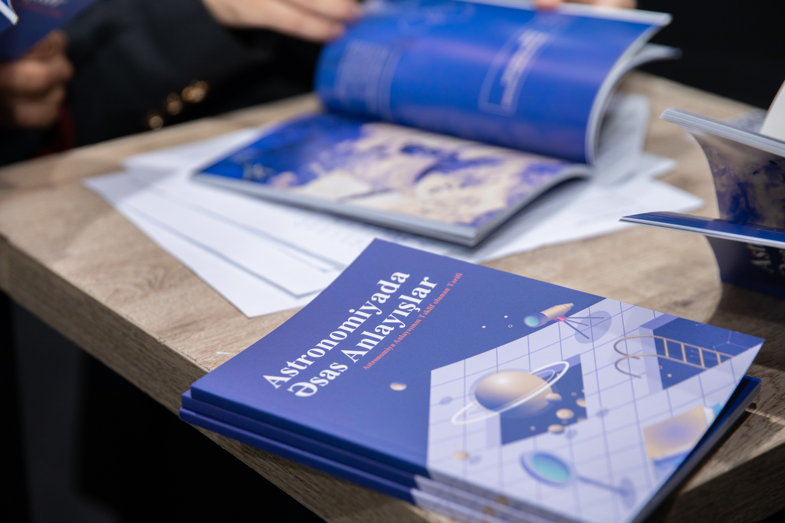 “Astronomiyada Əsas Anlayışlar” kitabının və “Fəza və Zamanın Elçiləri” filminin təqdimatı. Həvəskar Astronomlar Cəmiyyəti — Astronomy.az