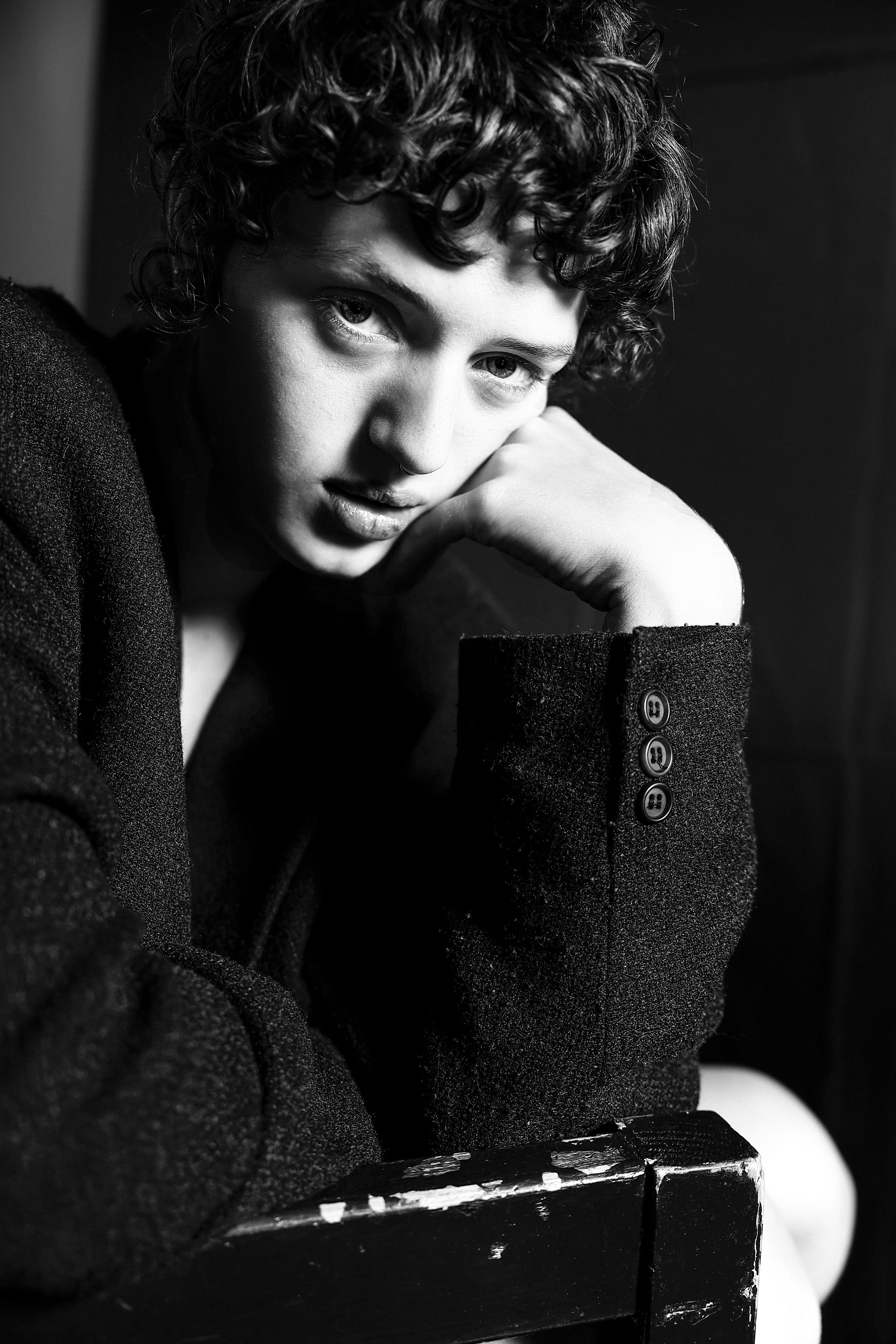 Schwarzweiß-Portrait einer Tänzerin in Studio Salzburg 