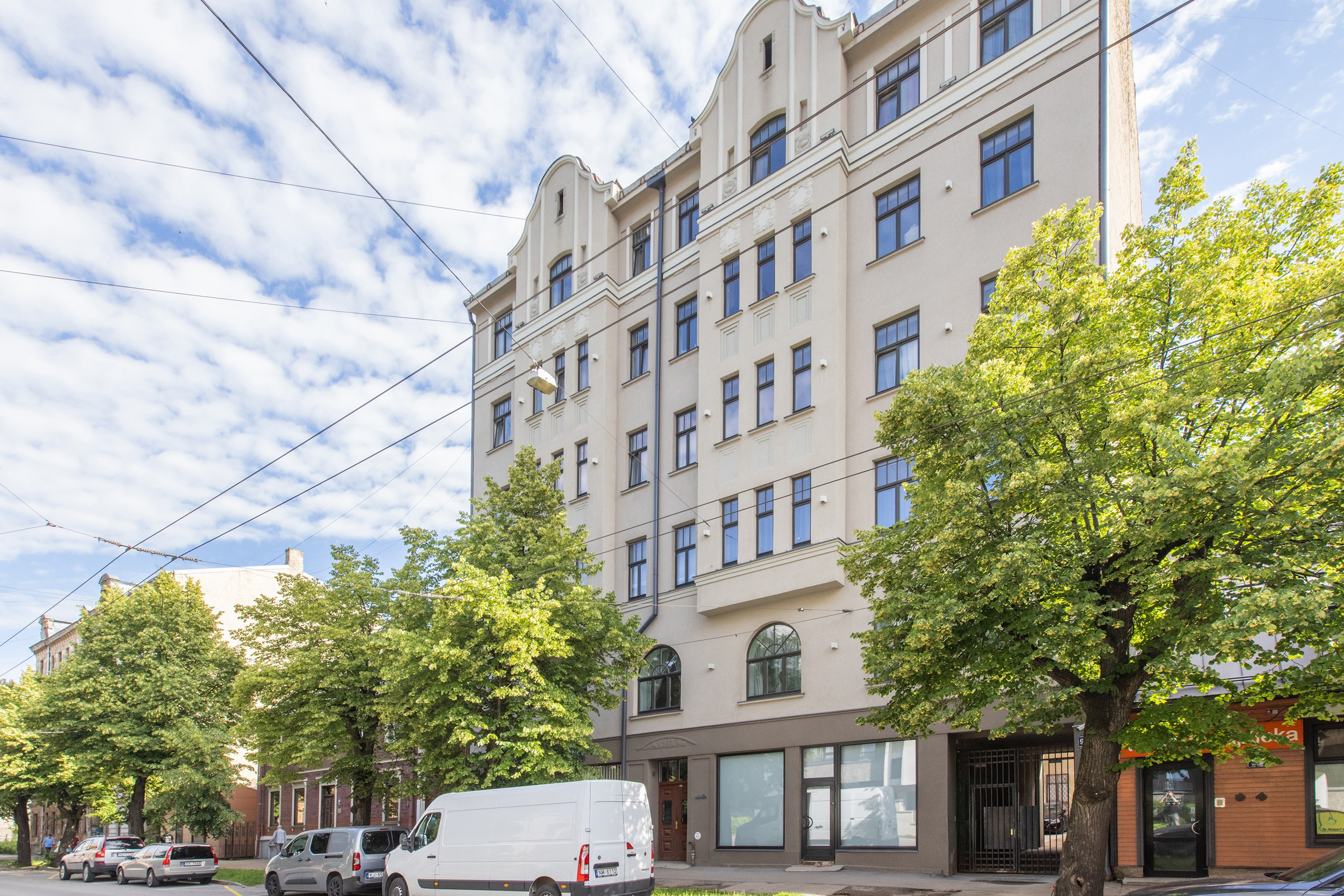 DZĪVOKLIS B. Sākums