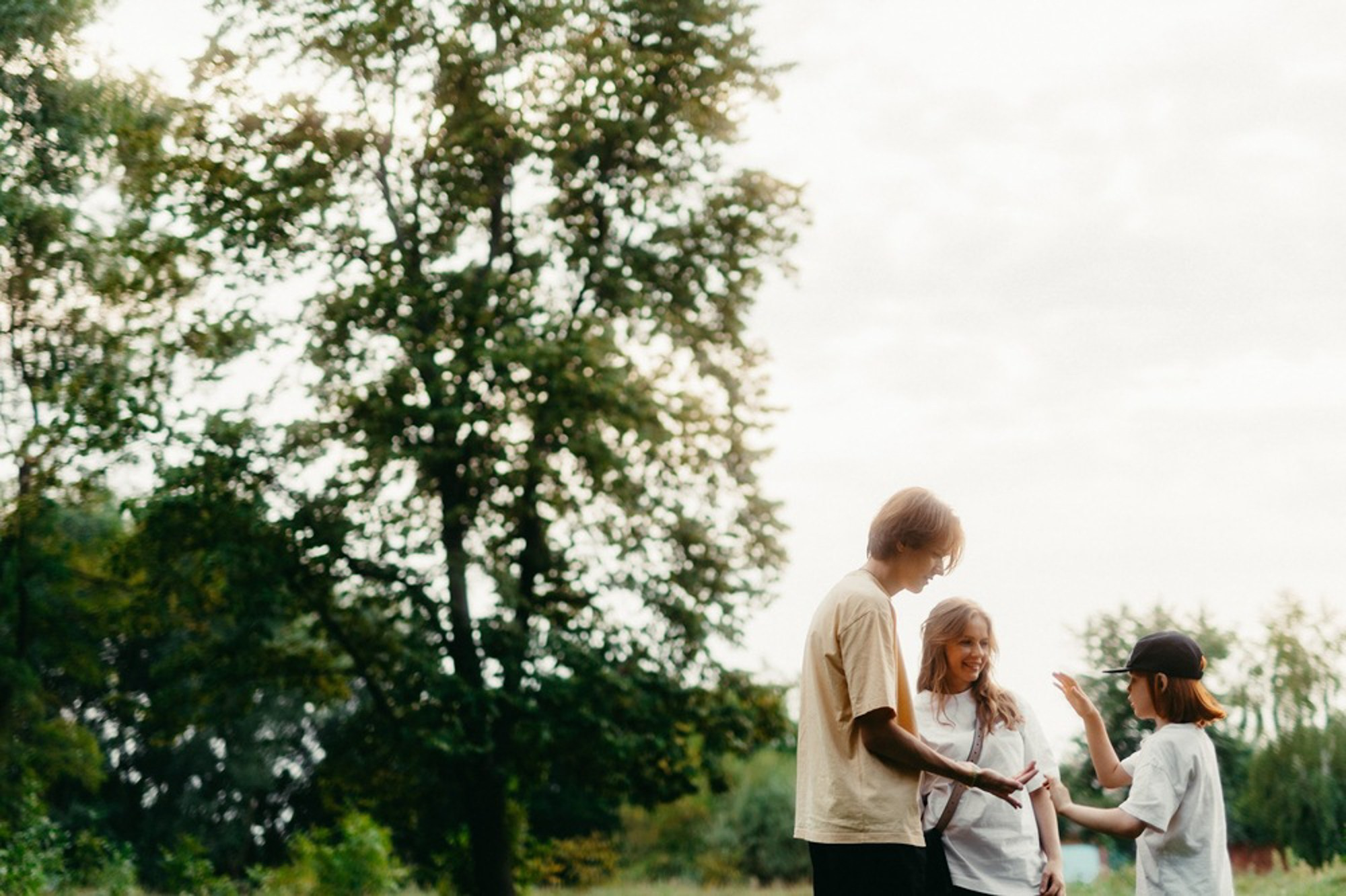 Сімейна фотосесія на вулиці літом. Photokostin.com