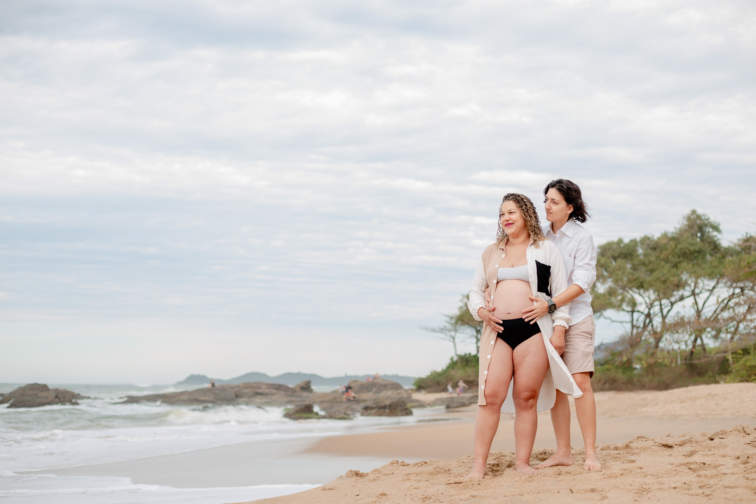 Fotografia de ensaio gestante na praia Renata e Tamyris em Penha — Santa Catarina