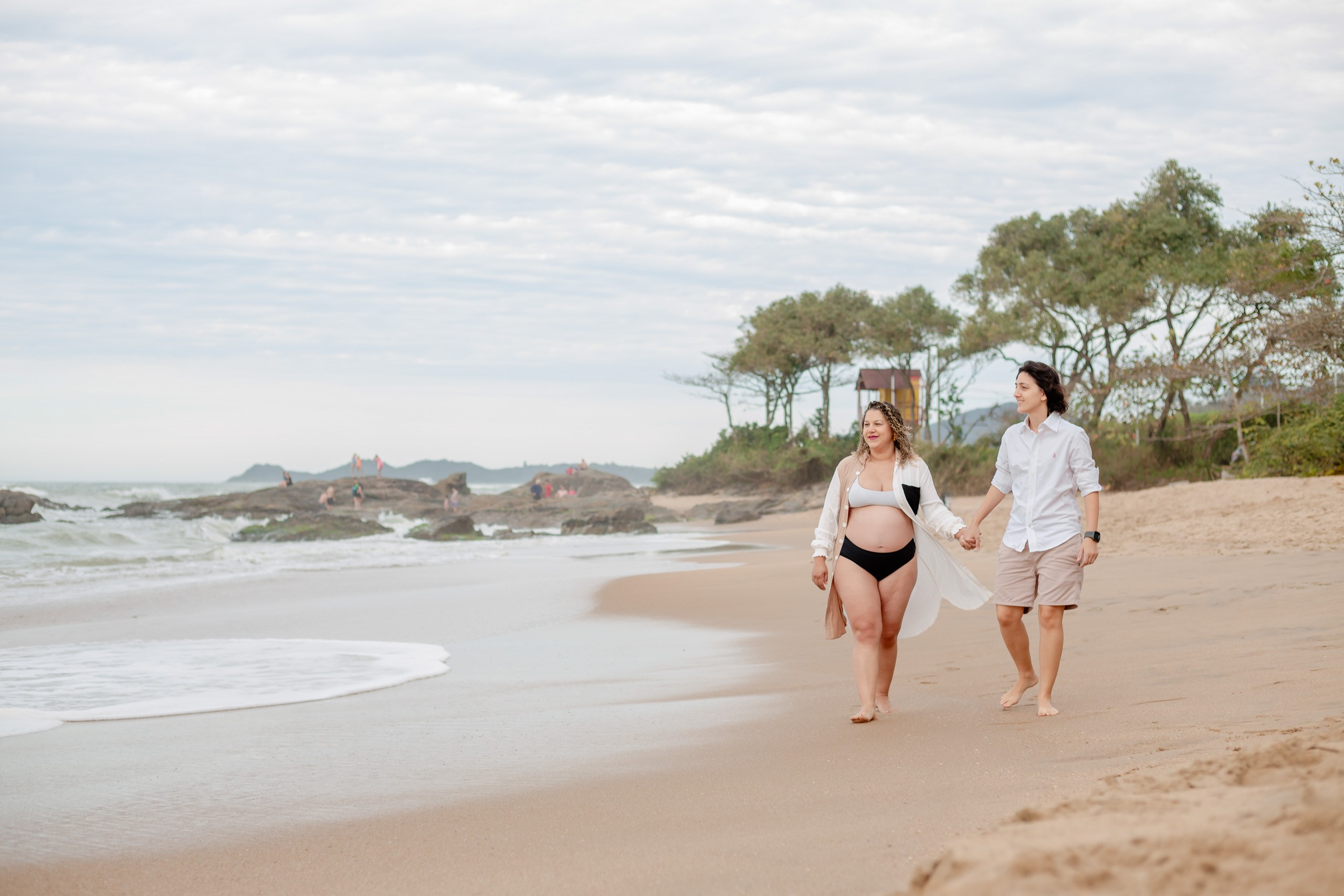 Fotografia de ensaio gestante na praia Renata e Tamyris em Penha — Santa Catarina