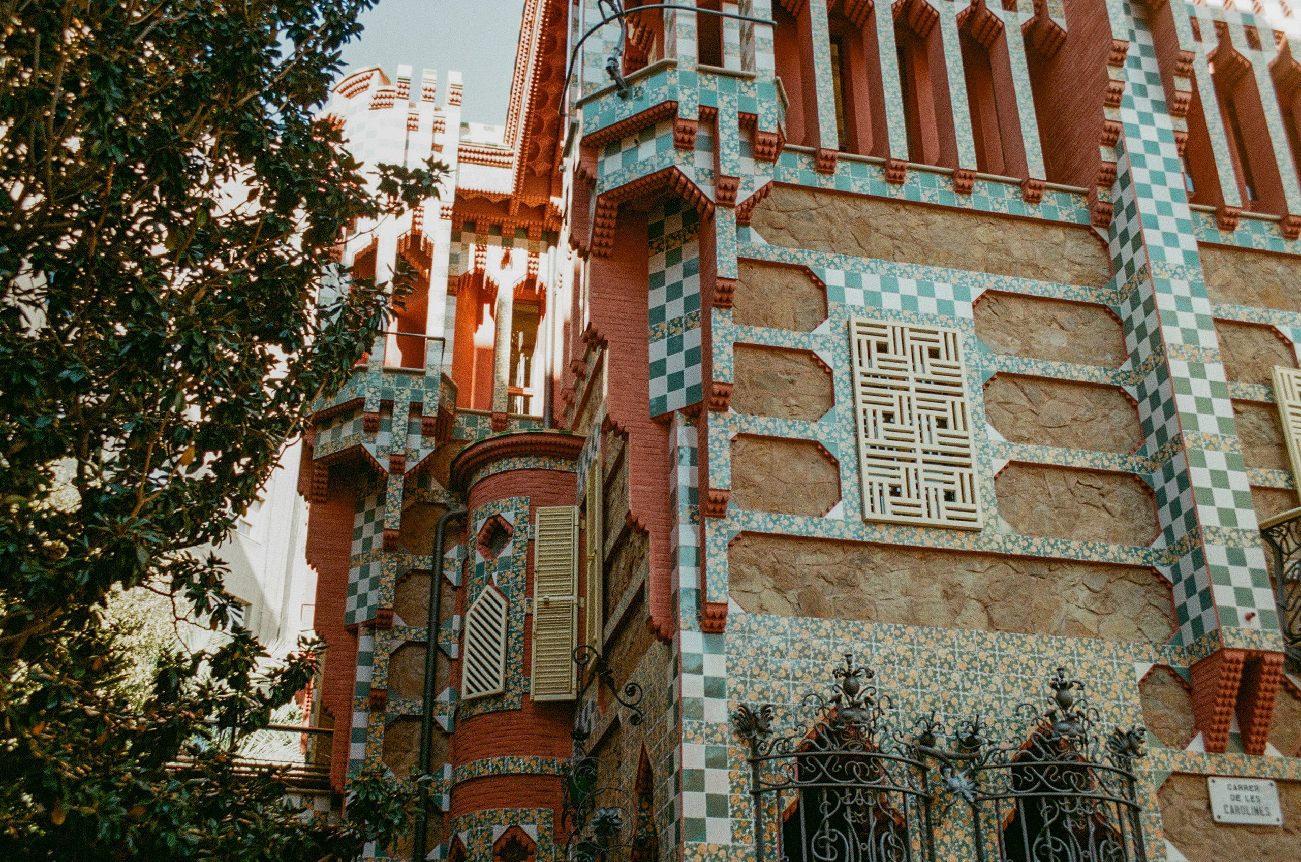 Barcelona — Light, Rhythm and Architecture. Wedding Stories — Professional Wedding Photography & Videography in Germany, Italy, Spain & all across Europe