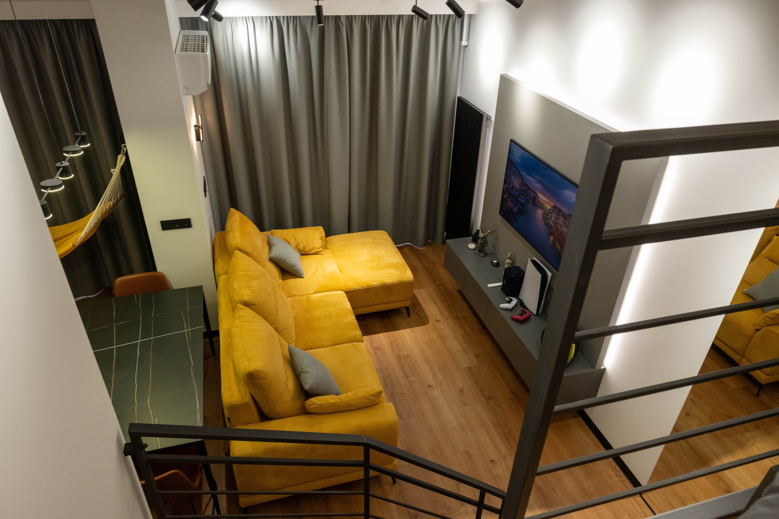 The apartment is on two levels. Fotograf Dmitrii Donets