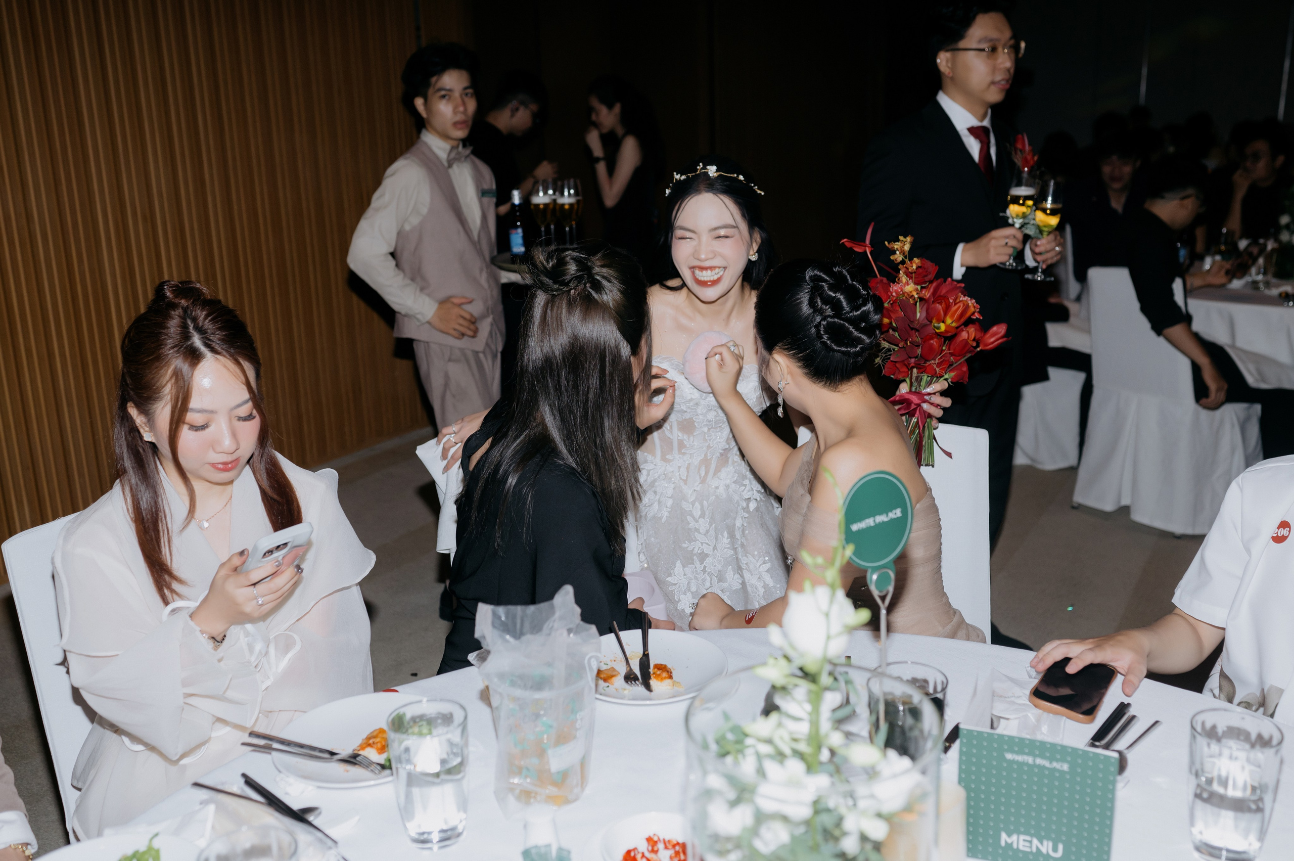 DAT & TU / Wedding Party. Saigon Wedding Present | Art Beyond Moments