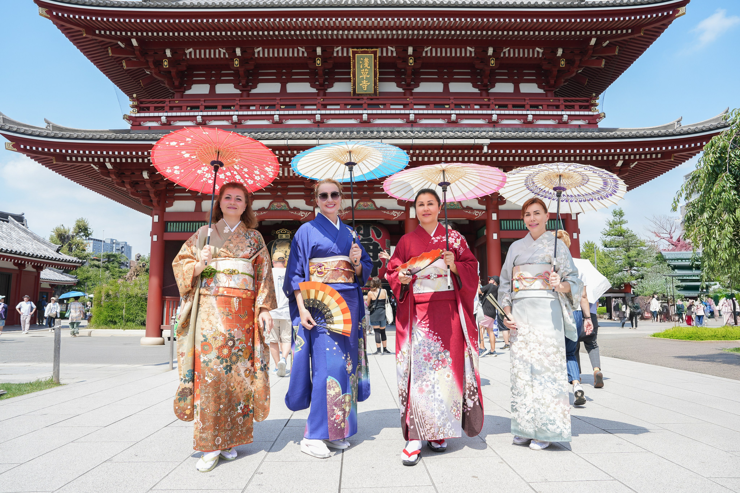 Фотосессия в кимоно у храма Сэнсодзи в Токио. Фотограф в Токио Япония