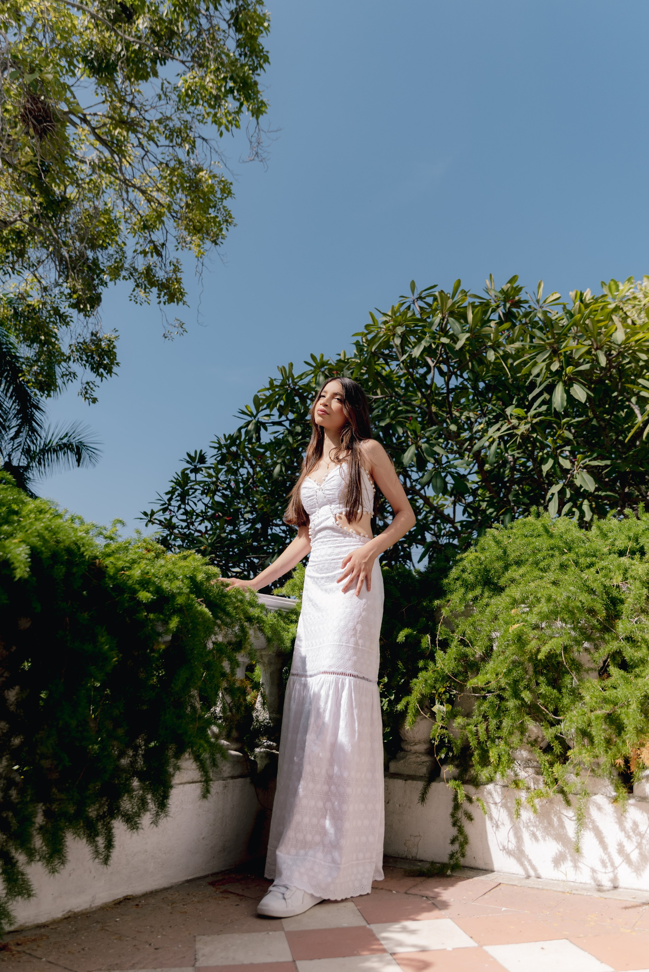 Posado artístico quinceañera en blanco vestido elegante fotografía profesional BanderArt