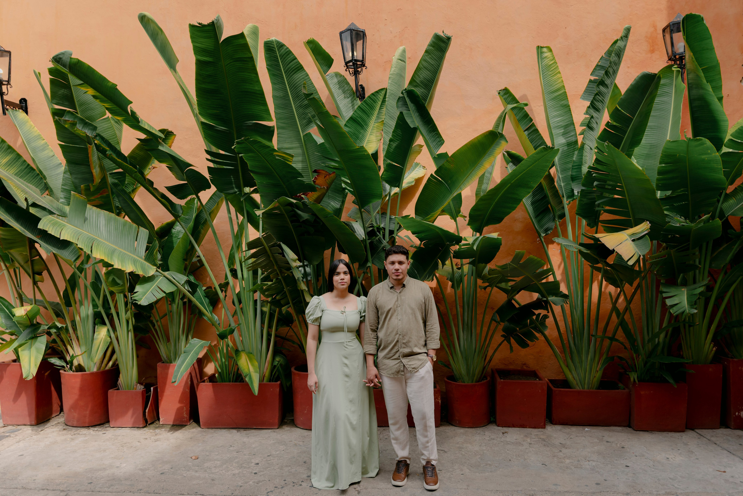 Pareja en locación de palmeras en Cartagena, fotografía de preboda cinematográfica verde
