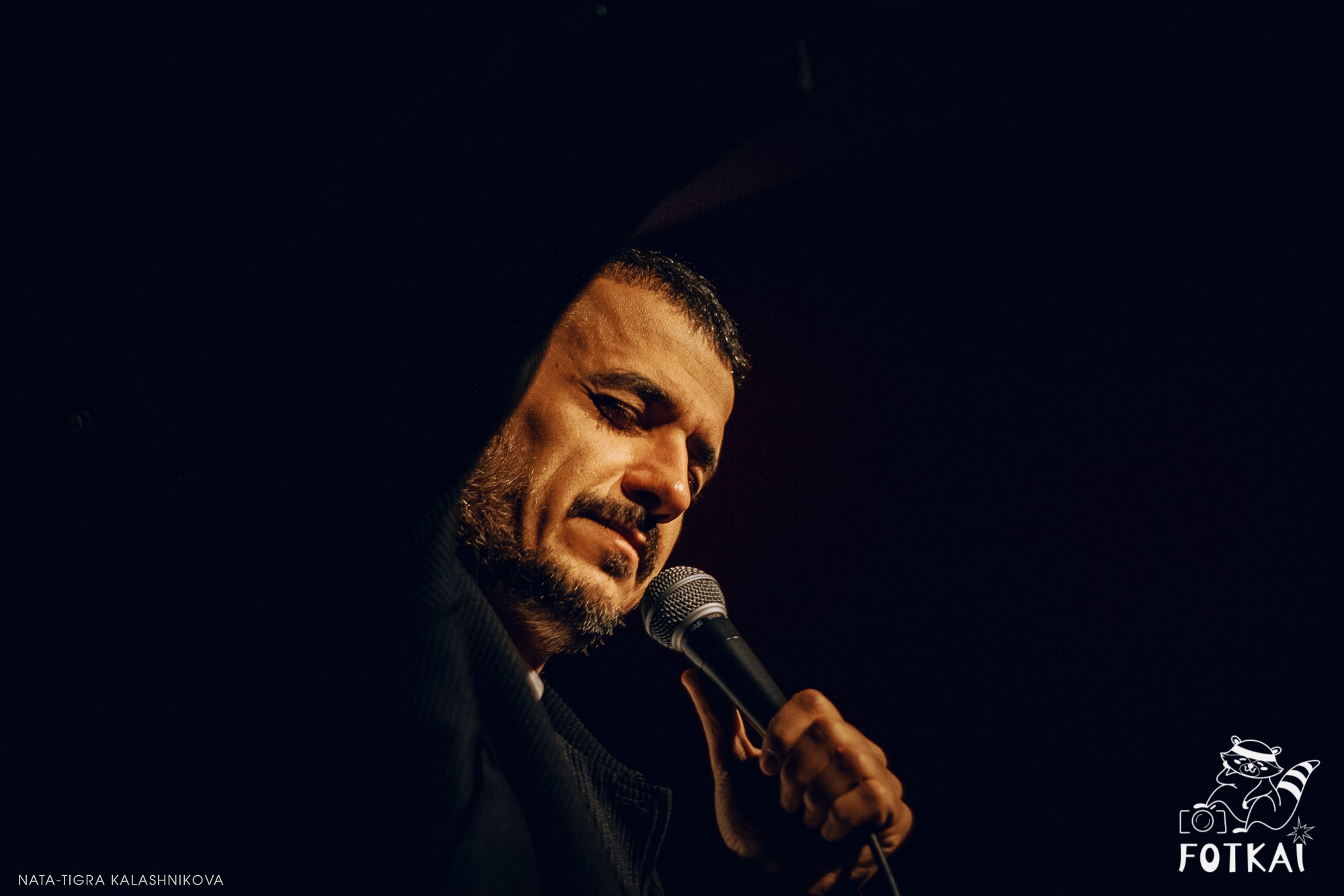 Eduard Matsaberidze en Madrid 14 de febrero 2026 — fotos del show de stand-up | FOTKAI