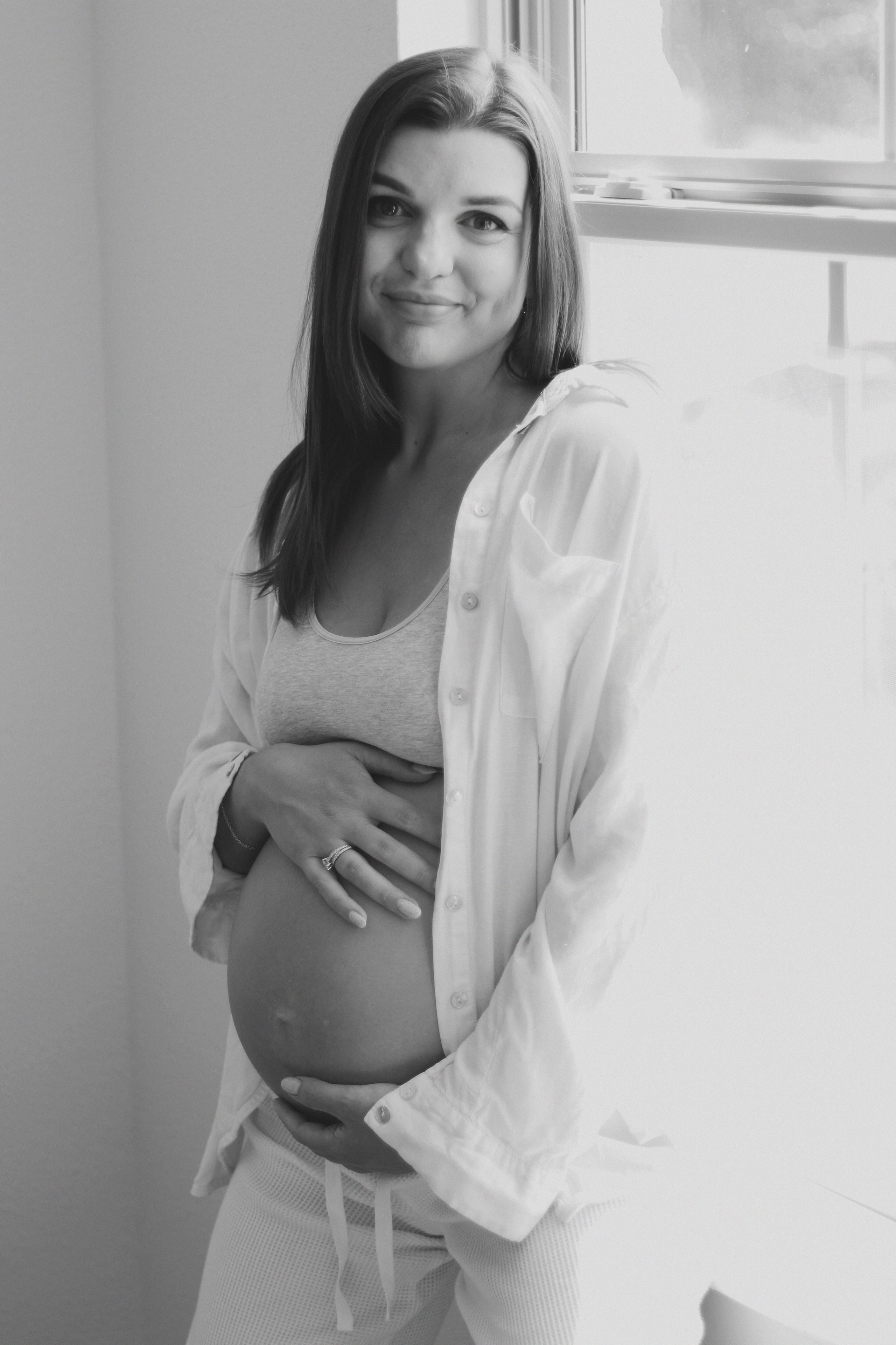 Maternity, Family & Pregnancy Photoshoot at Home. Lana Petrychenko — Portrait & Family Photographer. Valencia, Spain