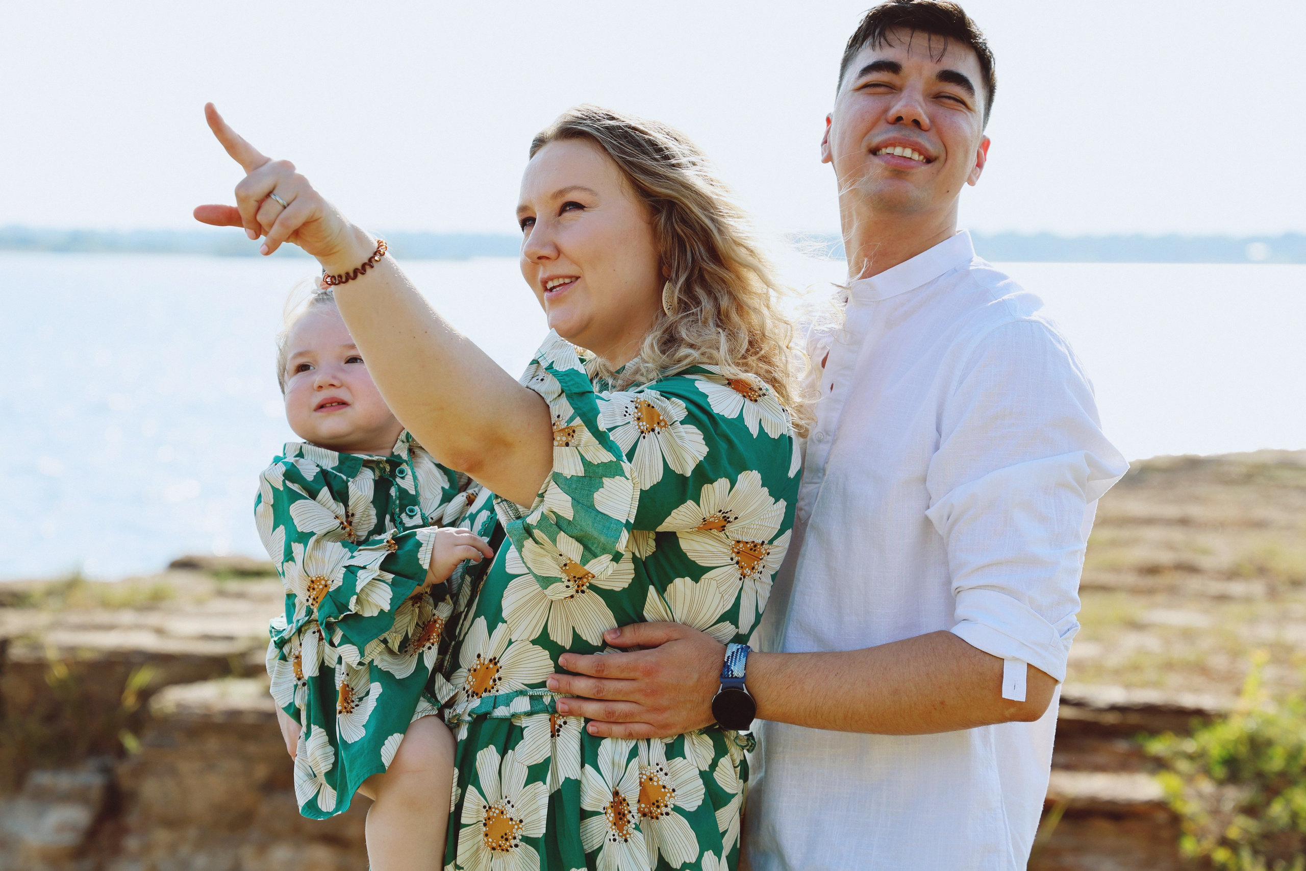 Baby Family Photoshoot – Outdoor Family Photography with Infant or Toddler. Lana Petrychenko — Portrait & Family Photographer. Valencia, Spain