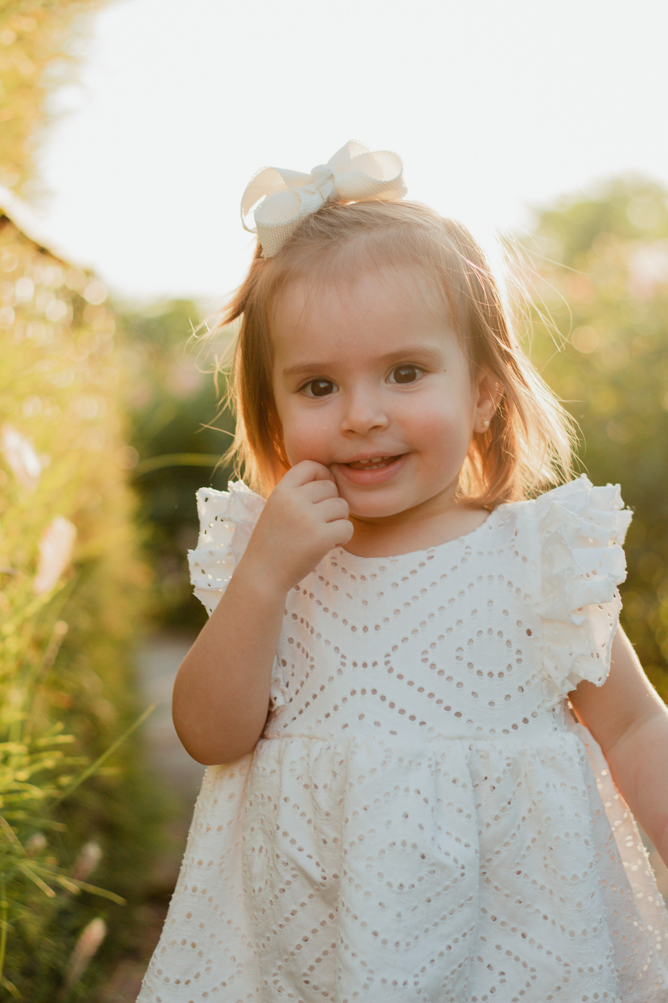 Fotografia espontânea de criança em campo de flores durante ensaio familiar em Holambra.