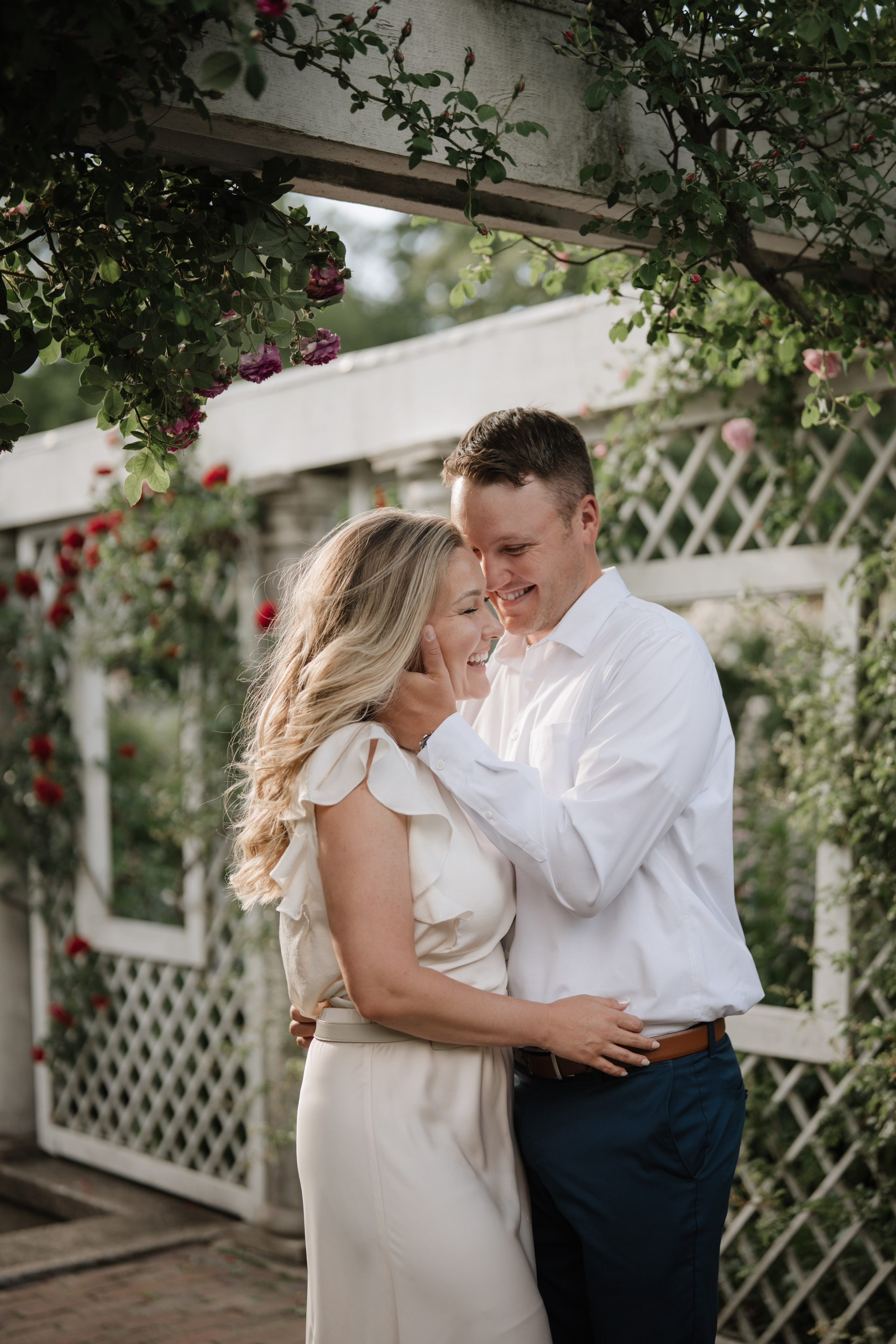 Engagement photo shoot at the Brooklyn Botanic Garden. Portrait and wedding photographer in New York