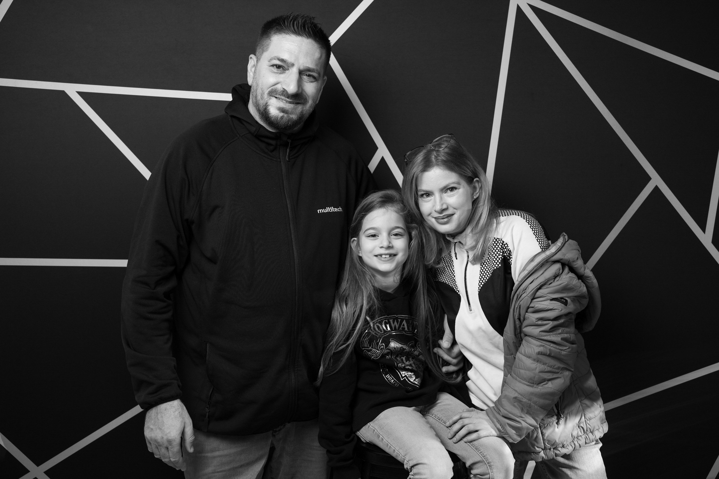 Portrete. STUDIO PORTRET — Portrete realizate cu lumină, timp și atenție. Un studio mobil dedicat fotografiei de portret