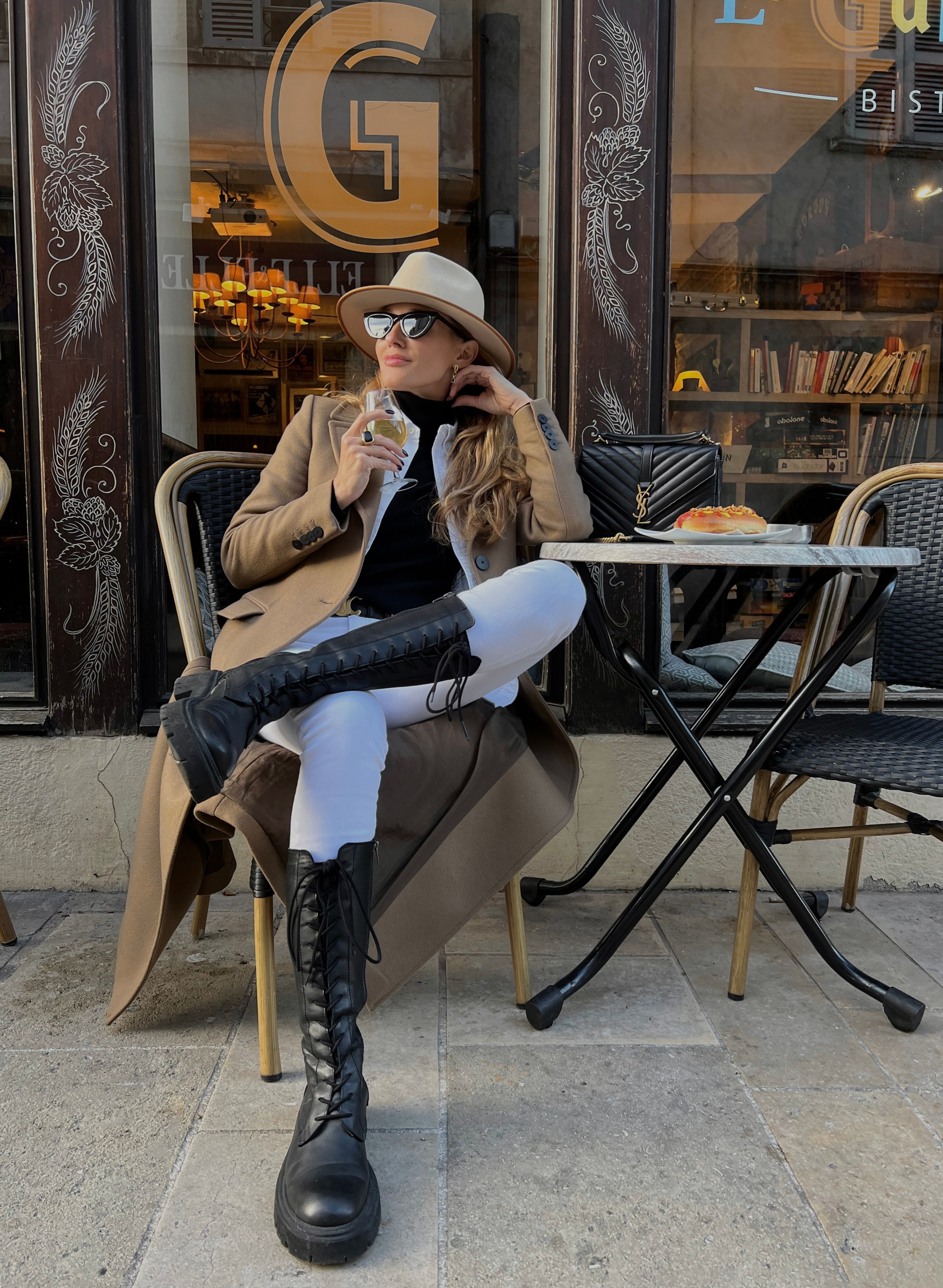 photographe branding à Auxerre, femme en terrasse avec style moderne et chic