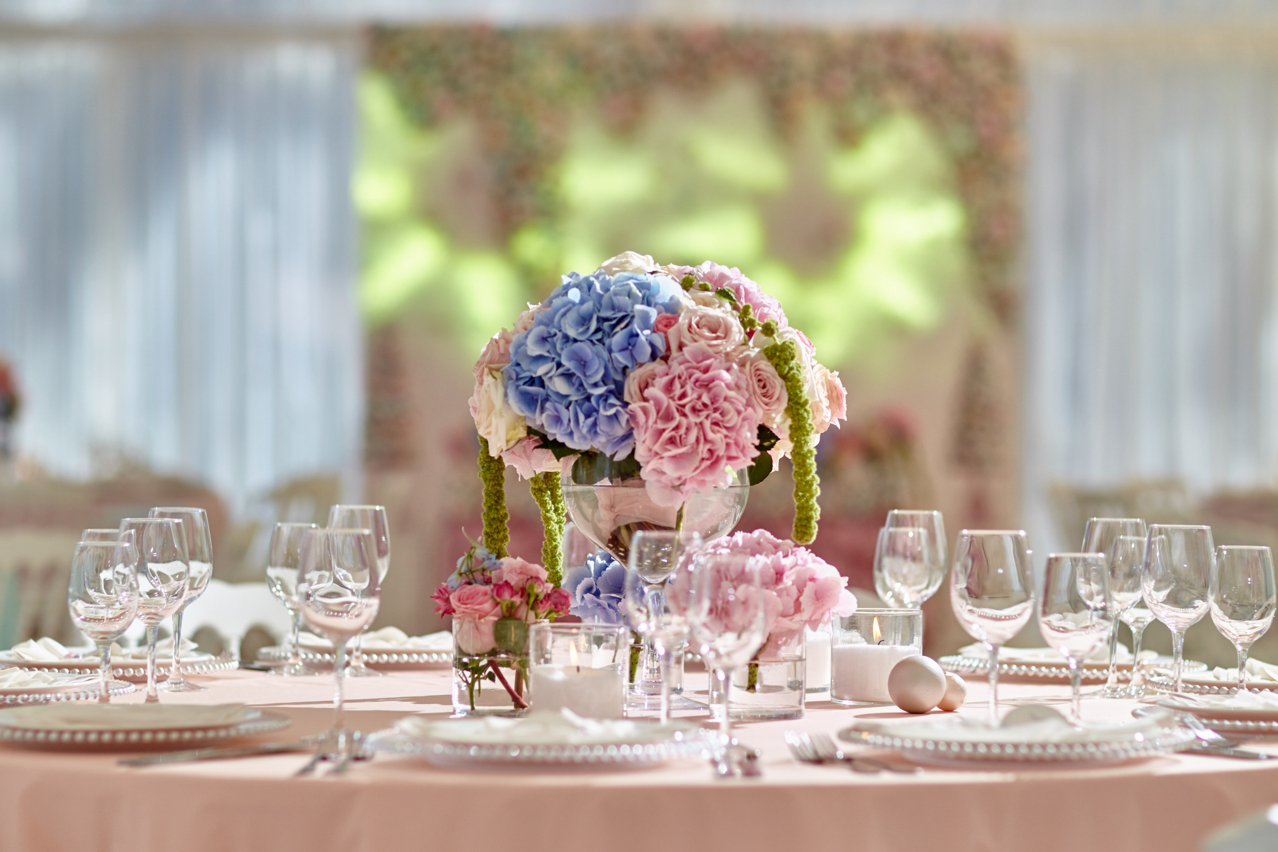 Table de mariage élégamment décorée avec bouquet fleuri sur terrasse lumineuse à Auxerre