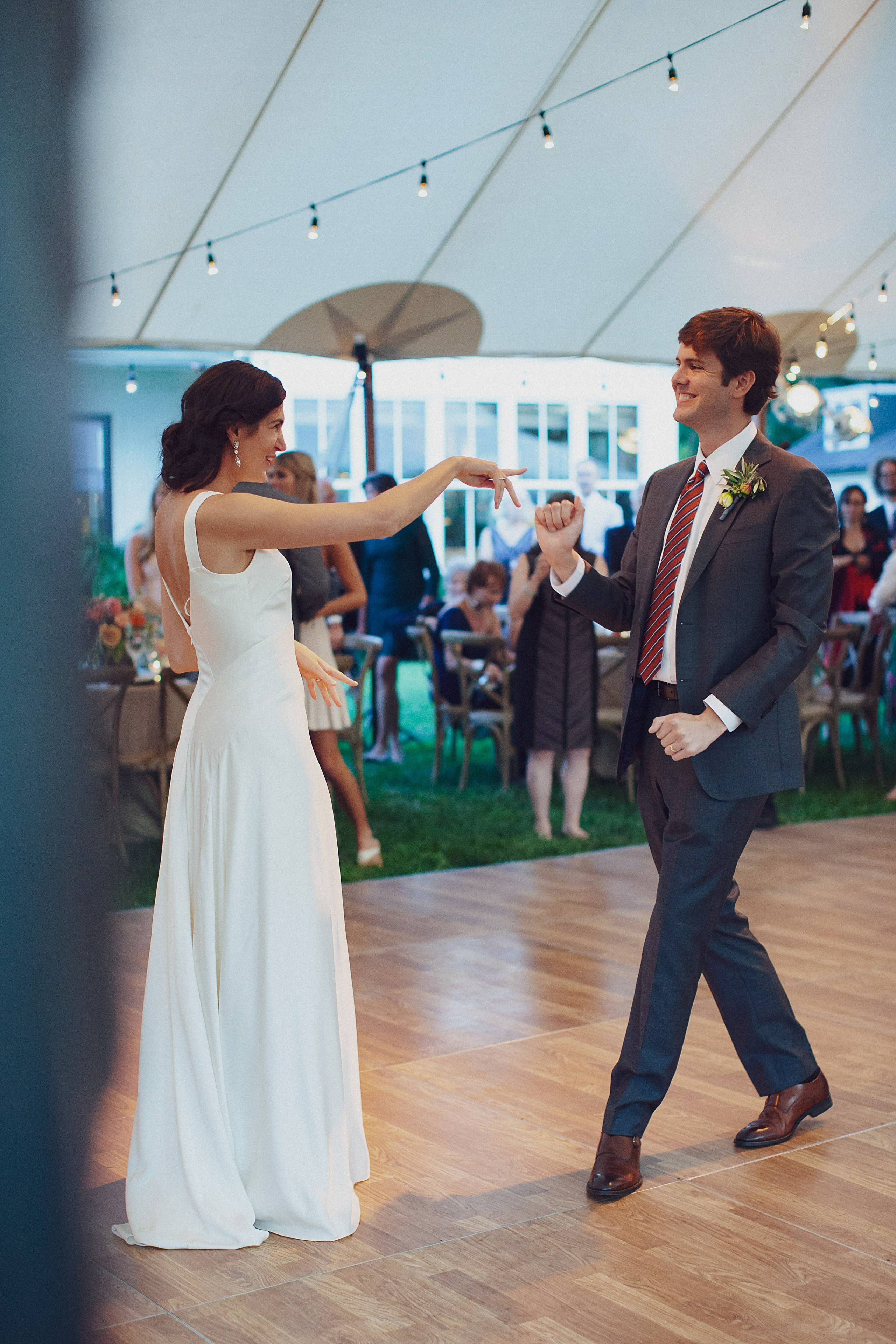 Фотограф в Ирландии Дублин свадьба жених невеста улыбка первый танец фотки топ свадебных фотографов