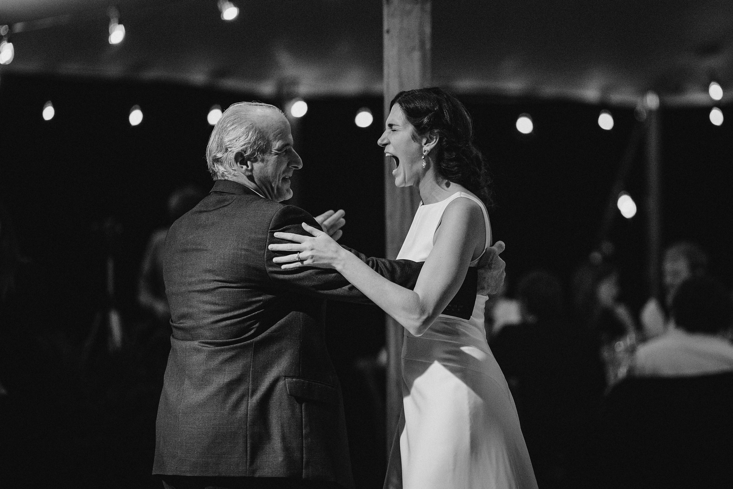 Фотограф в Ирландии Дублин свадьба отец невеста улыбка смех фотки топ свадебных фотографов