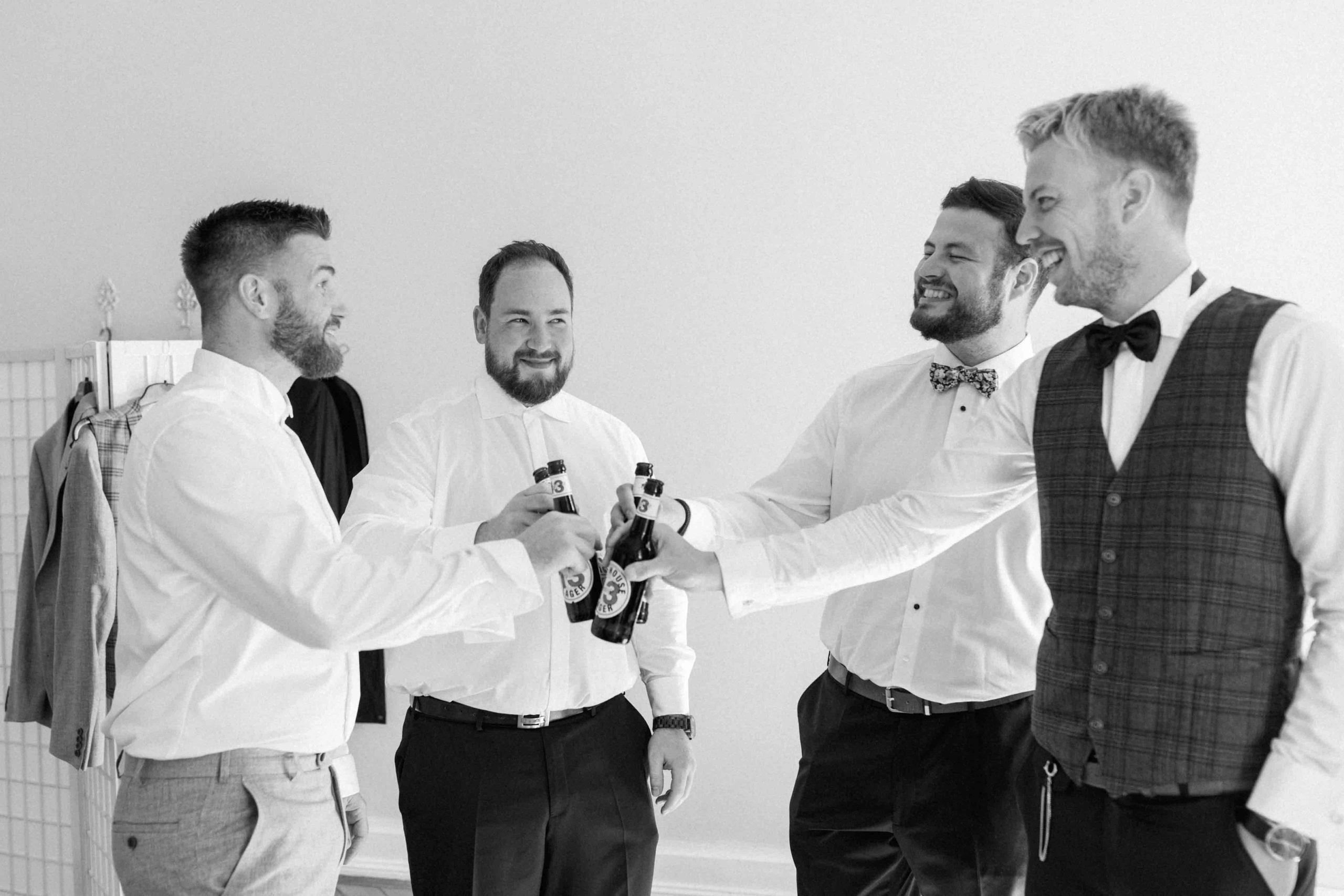 Getting Ready des Bräutigams im Rittergut Voldagsen bei seiner Hochzeit