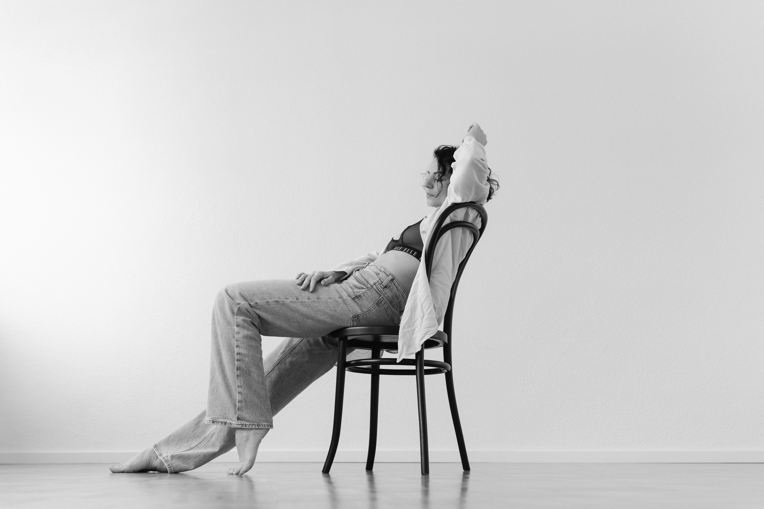 Fotoshooting im Studio mit weißem Licht. Schwarz-weiß Fotografie in Münster. Fotografin Viktoria Roschen