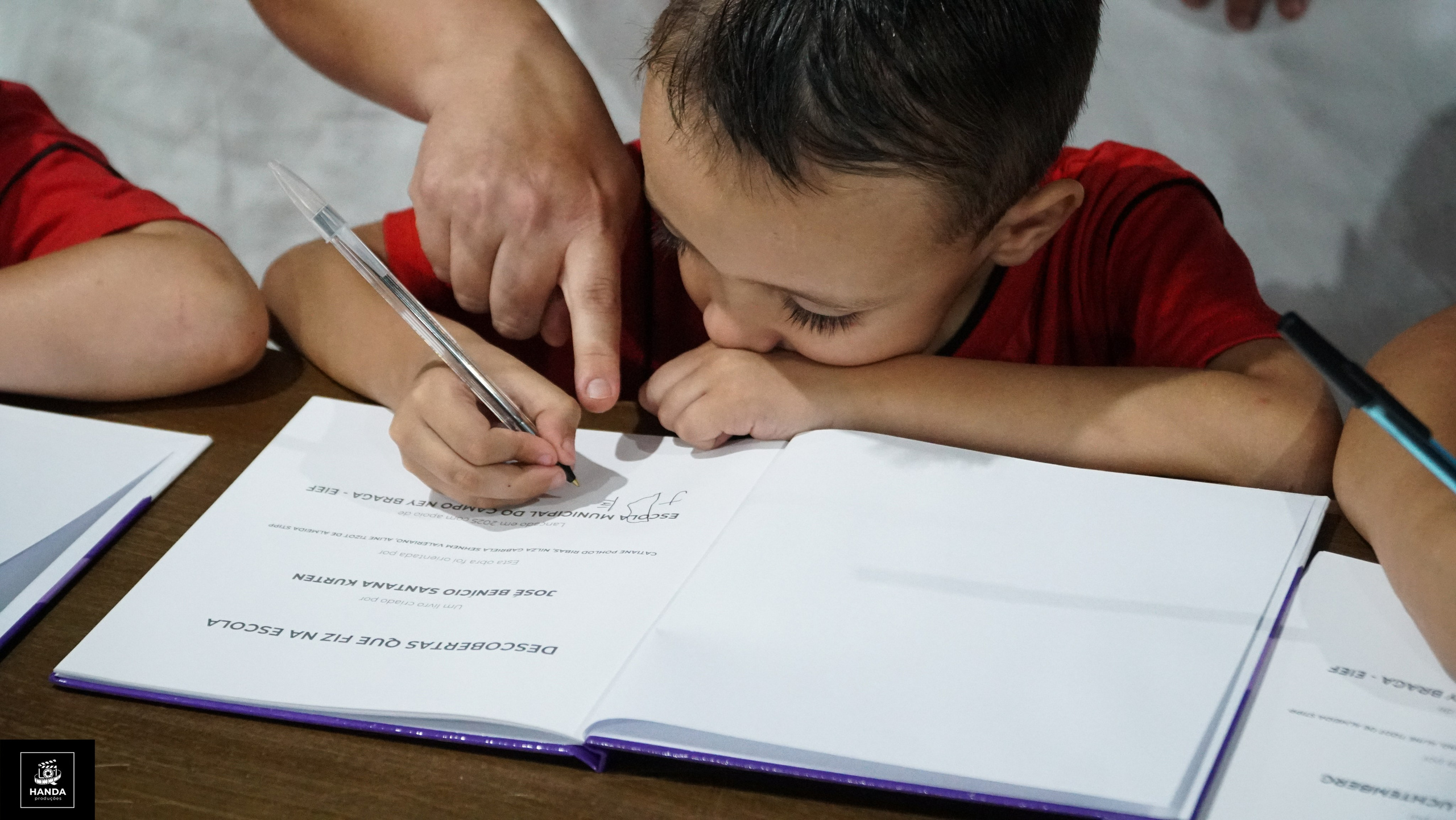 Noite autógrafos colégio Aurélio Buarque de Holanda. Handa Produções