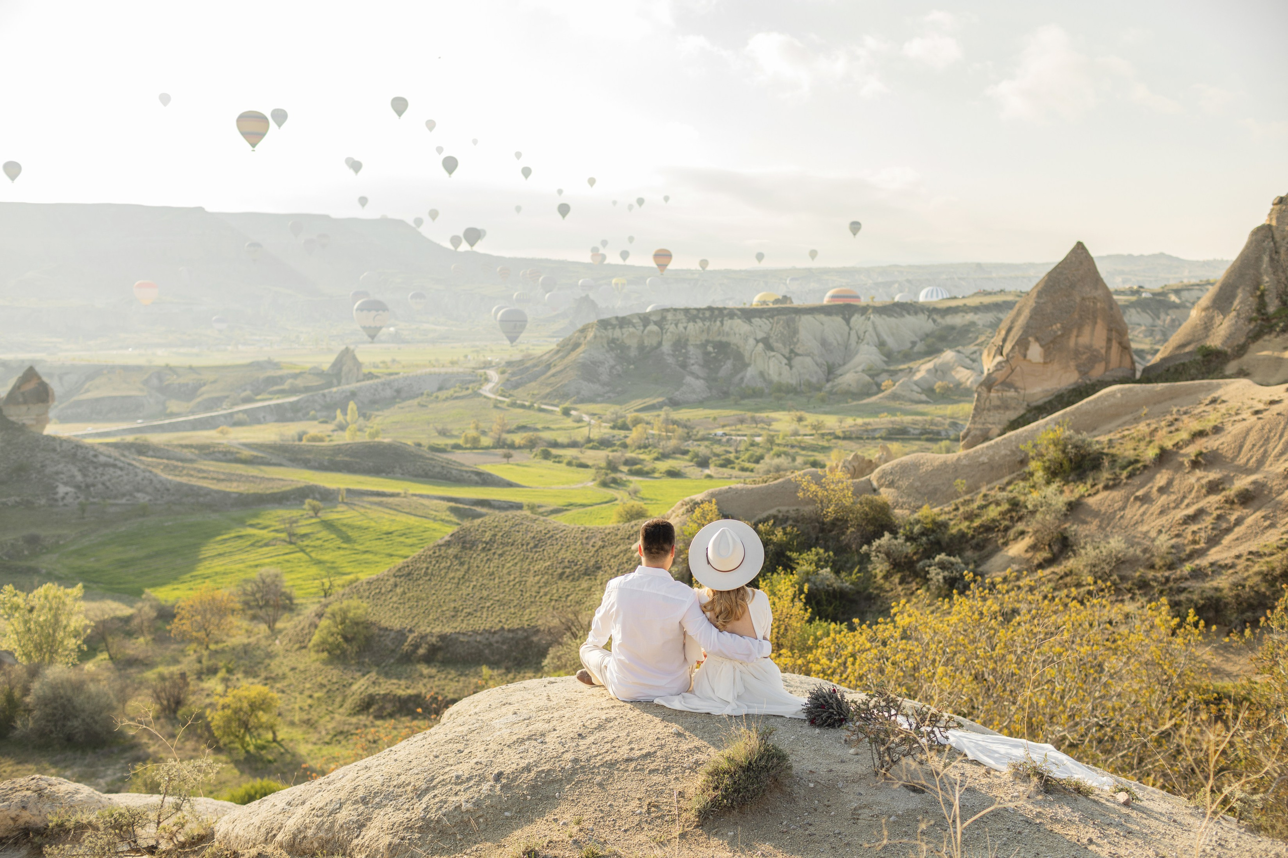 Elegant Wedding Photoshoot with a Flowing Dress and Balloons in Cappadocia. Julia Ganch I Fashion Wedding Photography I Cappadocia Turkey